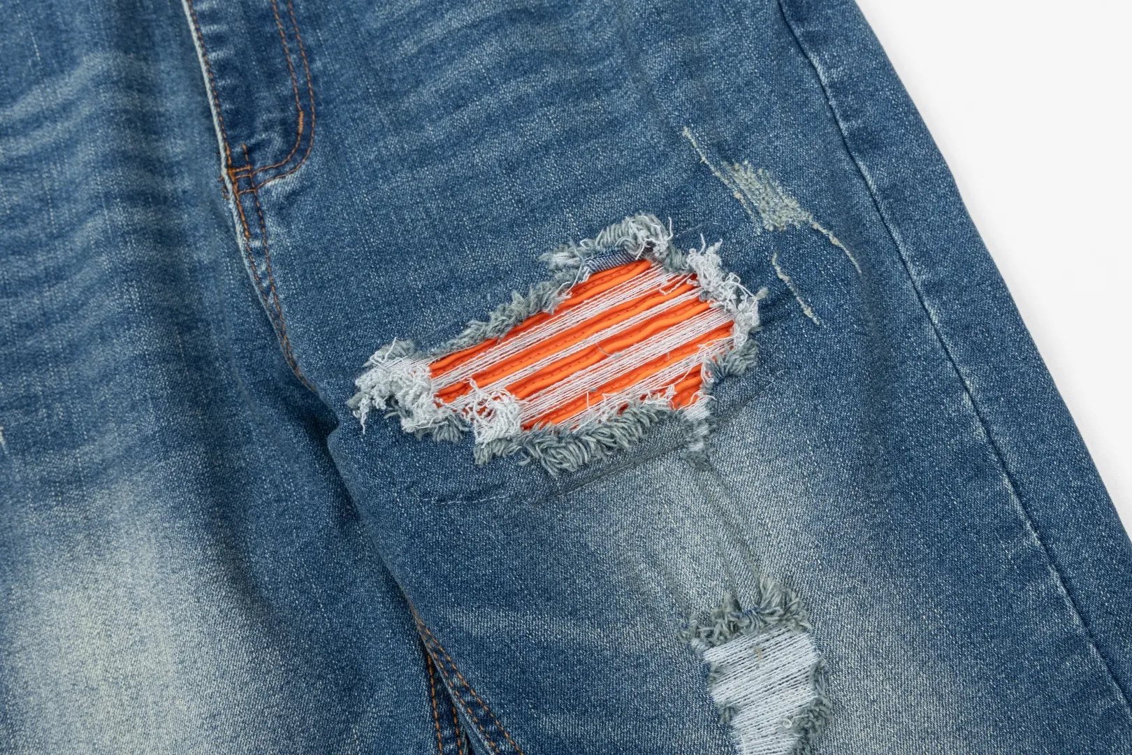(Top version) AMIRI's new high-luxury heavy-duty stretch washed hole patch high-street fashionable men's and women's couple jeans AMIRI's family uses organic long-staple cotton denim fabrics originating in Los Angeles this year! After a pure natural alkaline phosphatase washing process, the special blue Gray tone is noble and high-end. It feels skin-friendly and delicate, and the inner layer is particularly comfortable when touching the skin! The elastic spandex component makes it particularly comfortable for daily activities. The original and rare Premium fabric is a rare find! Details after details! Amiri's New Arrival high street luxury jeans in Los Angeles mall! The front and back pieces have undergone a multi-layered three-dimensional polishing process, giving the upper body a stylish texture! The metal laser embossed MA metal Brown Nappa leather label on the waist is very exquisite! The pockets are also inlaid with tungsten steel metal logos, and the interior has exquisite ceiling-level workmanship! Hot sale jeans in Los Angeles counters! Enjoy the quality when you wear it yourself, and the value is high as a gift! Manage any large-scale business occasions and Premium private clubs without stress! Highly recommended to buy! Style number: 2042 Color: Blue Size: 28 30 32 34