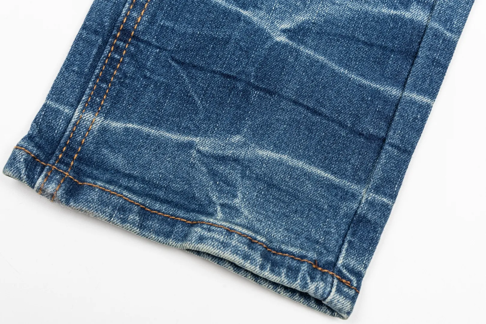 (Top version) AMIRI's new high-luxury heavy-duty stretch washed hole patch high-street fashionable men's and women's couple jeans AMIRI's family uses organic long-staple cotton denim fabrics originating in Los Angeles this year! After a pure natural alkaline phosphatase washing process, the special blue Gray tone is noble and high-end. It feels skin-friendly and delicate, and the inner layer is particularly comfortable when touching the skin! The elastic spandex component makes it particularly comfortable for daily activities. The original and rare Premium fabric is a rare find! Details after details! Amiri's New Arrival high street luxury jeans in Los Angeles mall! The front and back pieces have undergone a multi-layered three-dimensional polishing process, giving the upper body a stylish texture! The metal laser embossed MA metal Brown Nappa leather label on the waist is very exquisite! The pockets are also inlaid with tungsten steel metal logos, and the interior has exquisite ceiling-level workmanship! Hot sale jeans in Los Angeles counters! Enjoy the quality when you wear it yourself, and the value is high as a gift! Manage any large-scale business occasions and Premium private clubs without stress! Highly recommended to buy! Style number: 2042 Color: Blue Size: 28 30 32 34