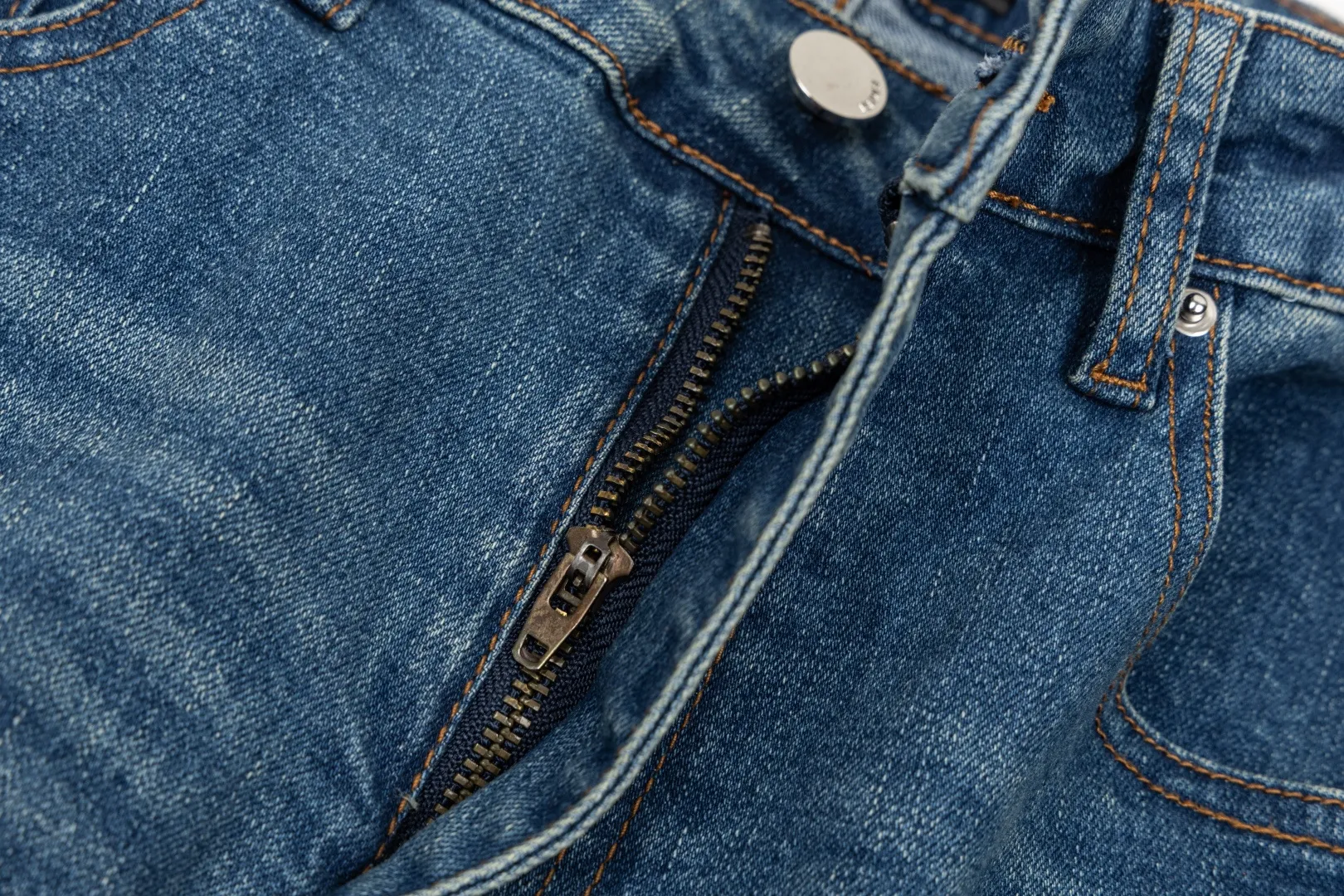 (Top version) AMIRI's new high-luxury heavy-duty stretch washed hole patch high-street fashionable men's and women's couple jeans AMIRI's family uses organic long-staple cotton denim fabrics originating in Los Angeles this year! After a pure natural alkaline phosphatase washing process, the special blue Gray tone is noble and high-end. It feels skin-friendly and delicate, and the inner layer is particularly comfortable when touching the skin! The elastic spandex component makes it particularly comfortable for daily activities. The original and rare Premium fabric is a rare find! Details after details! Amiri's New Arrival high street luxury jeans in Los Angeles mall! The front and back pieces have undergone a multi-layered three-dimensional polishing process, giving the upper body a stylish texture! The metal laser embossed MA metal Brown Nappa leather label on the waist is very exquisite! The pockets are also inlaid with tungsten steel metal logos, and the interior has exquisite ceiling-level workmanship! Hot sale jeans in Los Angeles counters! Enjoy the quality when you wear it yourself, and the value is high as a gift! Manage any large-scale business occasions and Premium private clubs without stress! Highly recommended to buy! Style number: 2042 Color: Blue Size: 28 30 32 34