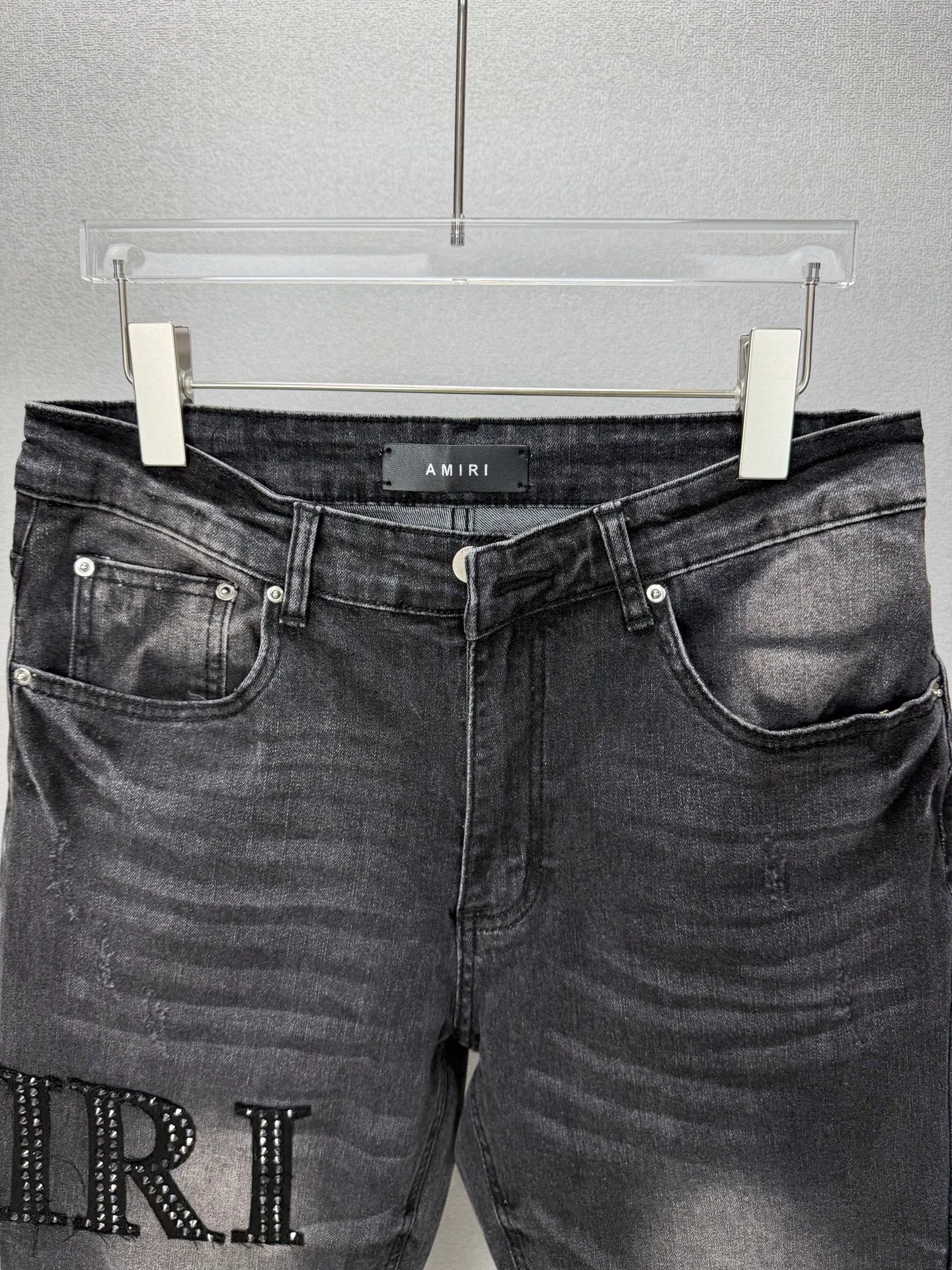 Amiri 2026New Arrival hot diamond patch embroidered letters couple style washed stretch jeans high version high version top ceiling quality styles with different washed textures, very friendly to people with thin legs and thick legs, the straight and loose version is very flattering to the leg shape, the moderate length that never goes out of style, easy to match with casual, the basic styling of various styles, a must-have in the wardrobe! The fabric is stiff but also makes the upper body soft without losing texture. The washing process is even more perfect. It is a must-have item for everyone! ! ! Washed wheat, tag, pants label, three labels complete Color: washed black Size: 28, 30, 32, 34 (four sizes)