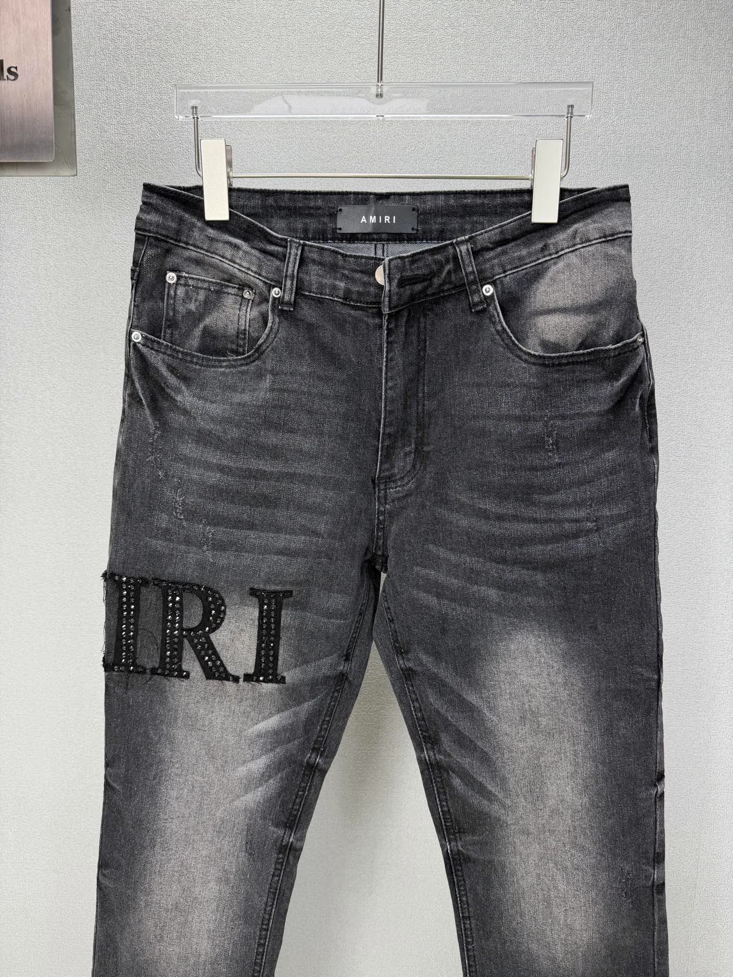 Amiri 2026New Arrival hot diamond patch embroidered letters couple style washed stretch jeans high version high version top ceiling quality styles with different washed textures, very friendly to people with thin legs and thick legs, the straight and loose version is very flattering to the leg shape, the moderate length that never goes out of style, easy to match with casual, the basic styling of various styles, a must-have in the wardrobe! The fabric is stiff but also makes the upper body soft without losing texture. The washing process is even more perfect. It is a must-have item for everyone! ! ! Washed wheat, tag, pants label, three labels complete Color: washed black Size: 28, 30, 32, 34 (four sizes)