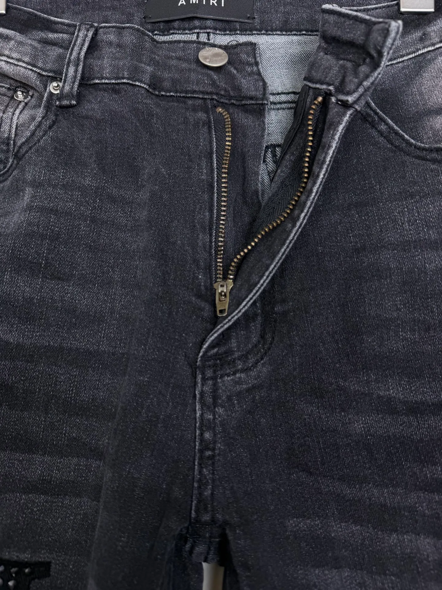 Amiri 2026New Arrival hot diamond patch embroidered letters couple style washed stretch jeans high version high version top ceiling quality styles with different washed textures, very friendly to people with thin legs and thick legs, the straight and loose version is very flattering to the leg shape, the moderate length that never goes out of style, easy to match with casual, the basic styling of various styles, a must-have in the wardrobe! The fabric is stiff but also makes the upper body soft without losing texture. The washing process is even more perfect. It is a must-have item for everyone! ! ! Washed wheat, tag, pants label, three labels complete Color: washed black Size: 28, 30, 32, 34 (four sizes)