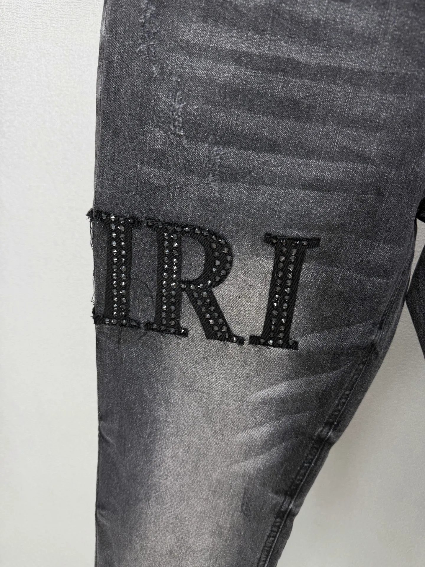 Amiri 2026New Arrival hot diamond patch embroidered letters couple style washed stretch jeans high version high version top ceiling quality styles with different washed textures, very friendly to people with thin legs and thick legs, the straight and loose version is very flattering to the leg shape, the moderate length that never goes out of style, easy to match with casual, the basic styling of various styles, a must-have in the wardrobe! The fabric is stiff but also makes the upper body soft without losing texture. The washing process is even more perfect. It is a must-have item for everyone! ! ! Washed wheat, tag, pants label, three labels complete Color: washed black Size: 28, 30, 32, 34 (four sizes)