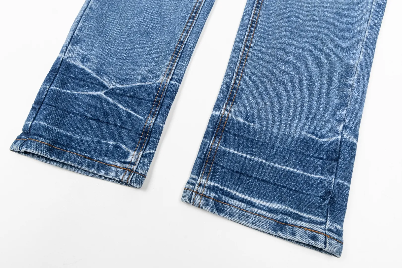 (Top version) AMIRI's new high-luxury heavy-duty stretch water patch embroidered high-street trendy men's and women's couple jeans AMIRI's family uses organic long-staple cotton denim fabrics originating in Los Angeles this year! After a pure natural alkaline phosphatase washing process, the special blue Gray tone is noble and high-end. It feels skin-friendly and delicate, and the inner layer is particularly comfortable when touching the skin! The elastic spandex component makes it particularly comfortable for daily activities. The original and rare Premium fabric is a rare find! Details after details! Amiri's New Arrival high street luxury jeans in Los Angeles mall! The front and back pieces have undergone a multi-layered three-dimensional polishing process, giving the upper body a stylish texture! The metal laser embossed MA metal Brown Nappa leather label on the waist is very exquisite! The pockets are also inlaid with tungsten steel metal logos, and the interior has exquisite ceiling-level workmanship! Hot sale jeans in Los Angeles counters! Enjoy the quality when you wear it yourself, and the value is high as a gift! Manage any large-scale business occasions and Premium private clubs without stress! Highly recommended to buy! Style number: 2051 Color: Blue Size: 28 30 32 34