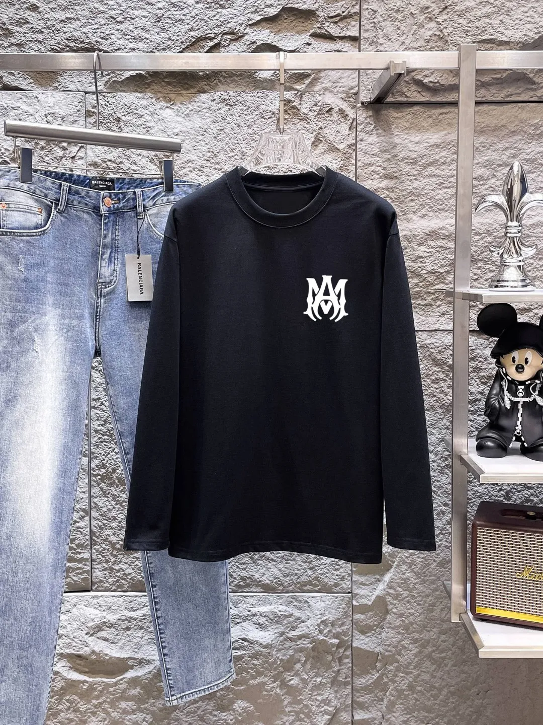 "𝙉𝙚𝙬🤍🖤AMIRI" 2026 Autumn and Winter Counter New Arrival Fashionable and casual bottoming shirt, long-sleeved T-shirt, made of high-density pure cotton fabric with exquisite original logo. It has both comfort and breathability, and is extremely soft. It is very handsome whether worn alone or as an inner layer. It conforms to men’s practical dressing habits and pursues luxury, noble and elegant style, creating extraordinary men’s taste. The visual effect is very good, the grade is very high, simple and fashionable, and it is a must-have choice for leisure and business! Color: White Black Sizes: S M L