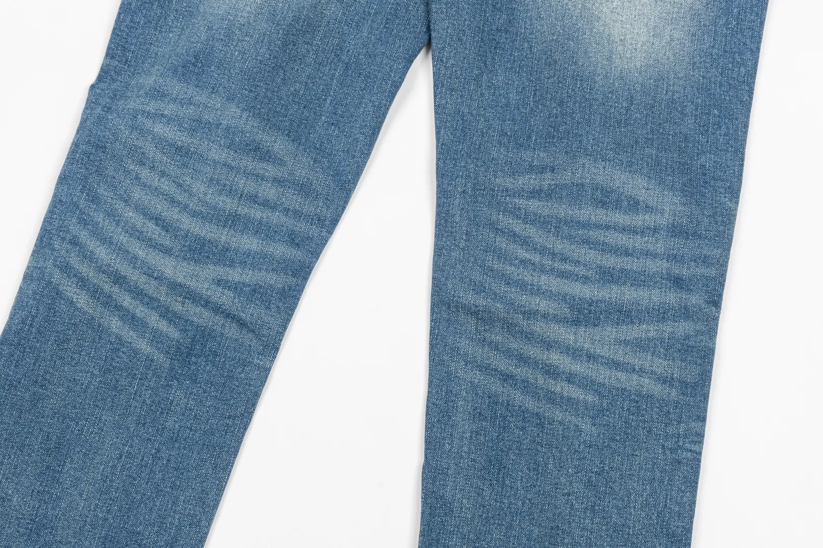 (Top version) AMIRI's new high-luxury heavy-duty stretch washed hole patch high-street fashionable men's and women's couple jeans AMIRI's family uses organic long-staple cotton denim fabrics originating in Los Angeles this year! After a pure natural alkaline phosphatase washing process, the special blue Gray tone is noble and high-end. It feels skin-friendly and delicate, and the inner layer is particularly comfortable when touching the skin! The elastic spandex component makes it particularly comfortable for daily activities. The original and rare Premium fabric is a rare find! Details after details! Amiri's New Arrival high street luxury jeans in Los Angeles mall! The front and back pieces have undergone a multi-layered three-dimensional polishing process, giving the upper body a stylish texture! The metal laser embossed MA metal Brown Nappa leather label on the waist is very exquisite! The pockets are also inlaid with tungsten steel metal logos, and the interior has exquisite ceiling-level workmanship! Hot sale jeans in Los Angeles counters! Enjoy the quality when you wear it yourself, and the value is high as a gift! Manage any large-scale business occasions and Premium private clubs without stress! Highly recommended to buy! Style number: 2039 Color: Blue Size: 28 30 32 34