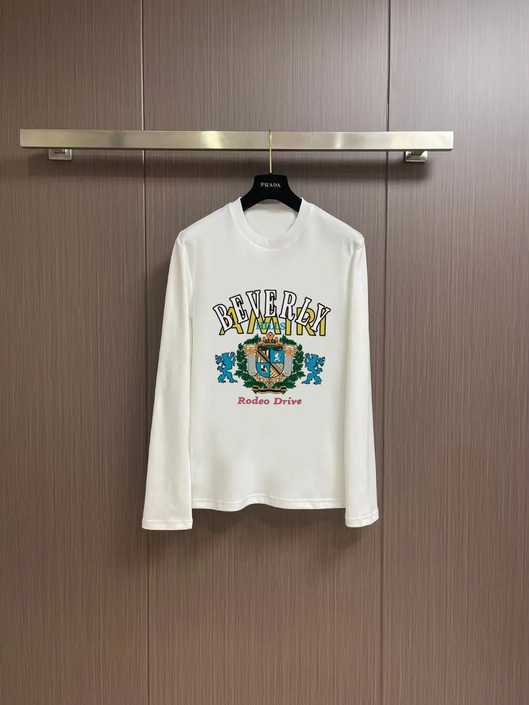 "𝙉𝙚𝙬🤍🖤AMIRI" 2026 Autumn and Winter Counter New Arrival Fashionable and casual bottoming shirt, long-sleeved T-shirt, made of high-density pure cotton fabric with exquisite original logo. It has both comfort and breathability, and is extremely soft. It is very handsome whether worn alone or as an inner layer. It conforms to men’s practical dressing habits and pursues luxury, noble and elegant style, creating extraordinary men’s taste. The visual effect is very good, the grade is very high, simple and fashionable, and it is a must-have choice for leisure and business! Color: White Black Sizes: S M L