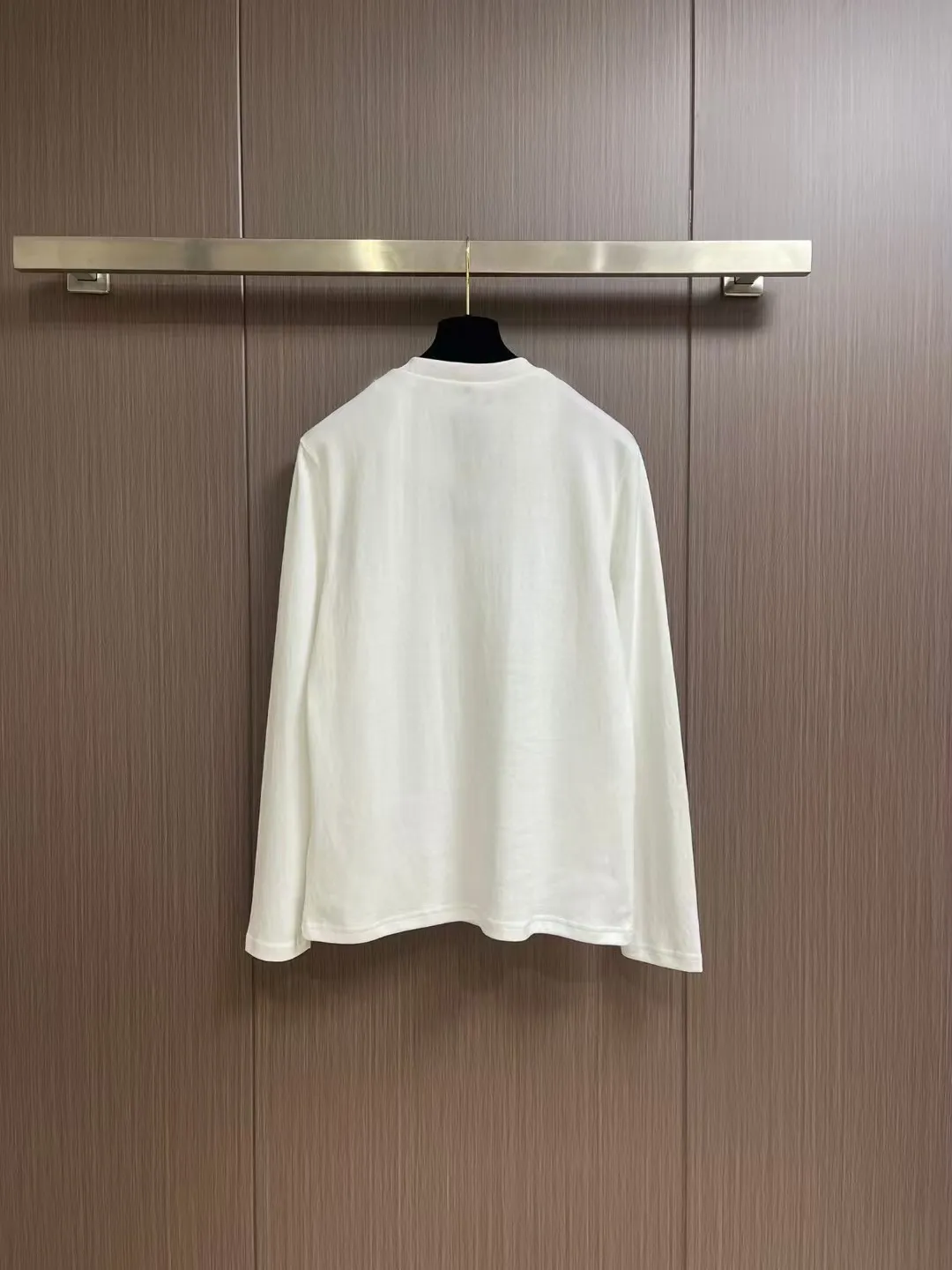 "𝙉𝙚𝙬🤍🖤AMIRI" 2026 Autumn and Winter Counter New Arrival Fashionable and casual bottoming shirt, long-sleeved T-shirt, made of high-density pure cotton fabric with exquisite original logo. It has both comfort and breathability, and is extremely soft. It is very handsome whether worn alone or as an inner layer. It conforms to men’s practical dressing habits and pursues luxury, noble and elegant style, creating extraordinary men’s taste. The visual effect is very good, the grade is very high, simple and fashionable, and it is a must-have choice for leisure and business! Color: White Black Sizes: S M L