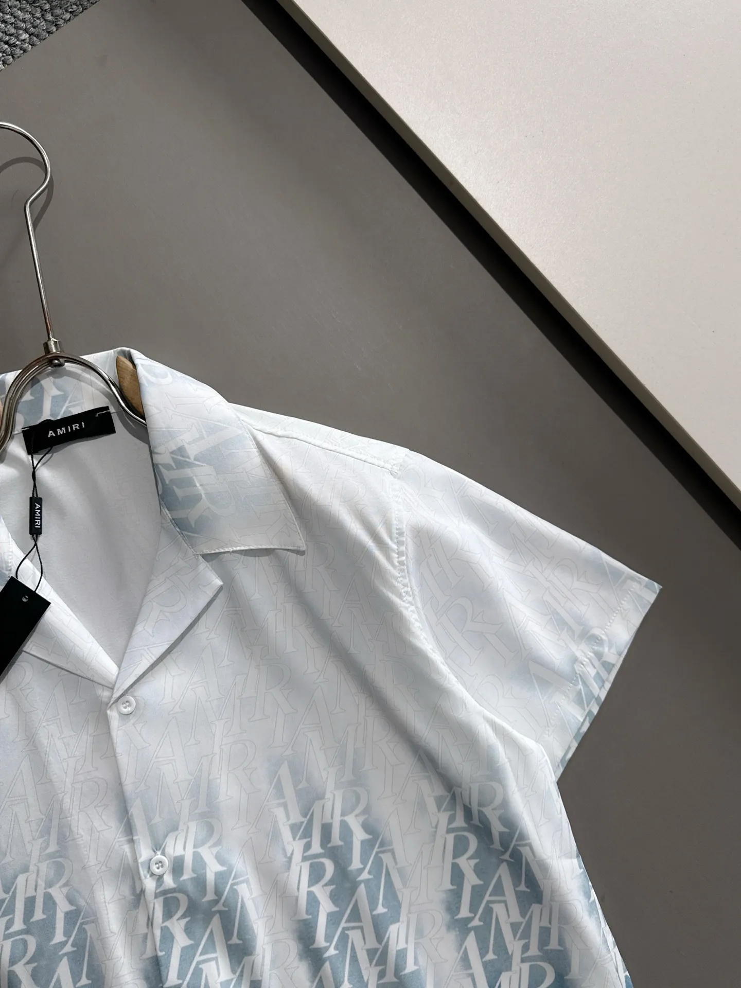 amiri 2026 Summer Classic LOGO design all-over printed shirt, light and thin cotton with full-body digital printing, made of high-quality polyester fiber fabric, carefully crafted into a standard version, Versatile style for leisure time! The Classic logo is very eye-catching, showing a sense of luxury and style, becoming the mainstream of Classic and never going out of style with a hint of elegance! Stunningly handsome Classic with dashing looks. Same Style for men and women. Sizes: M-3XL (Please note your height and weight when placing an order)
