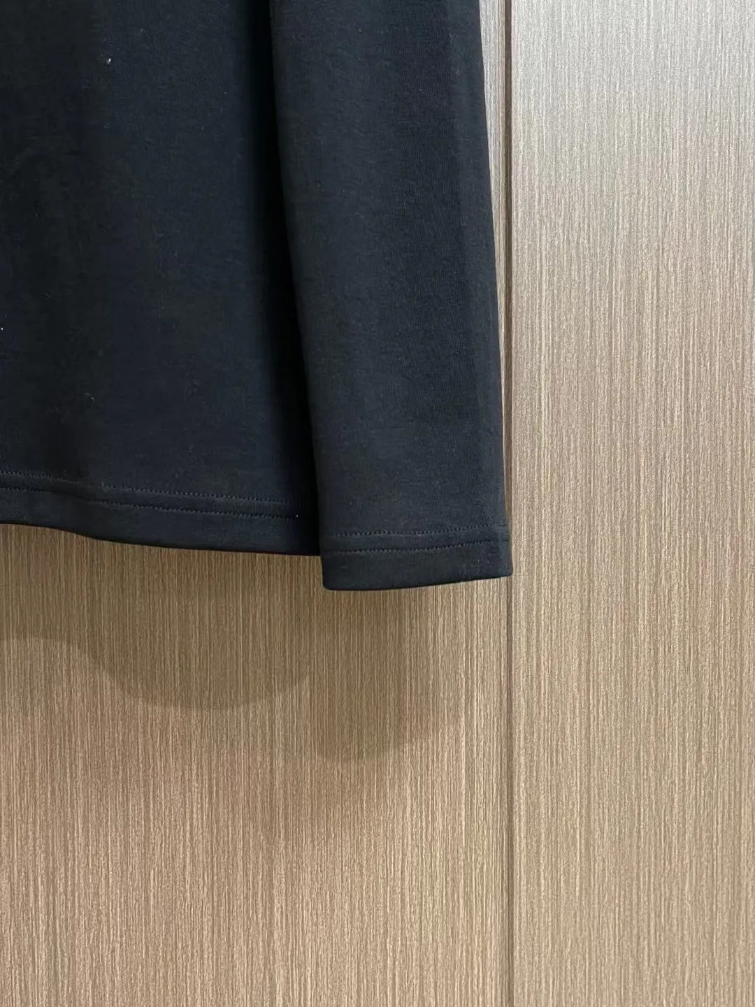 "𝙉𝙚𝙬🤍🖤AMIRI" 2025 Autumn and Winter Counter New Arrival Fashionable and casual bottoming shirt, long-sleeved T-shirt, made of high-density pure cotton fabric with exquisite original logo. It has both comfort and breathability, and is extremely soft. It is very handsome whether worn alone or as an inner layer. It conforms to men’s practical dressing habits and pursues luxury, noble and elegant style, creating extraordinary men’s taste. The visual effect is very good, the grade is very high, simple and fashionable, and it is a must-have choice for leisure and business! Color: White Black Sizes: S M L