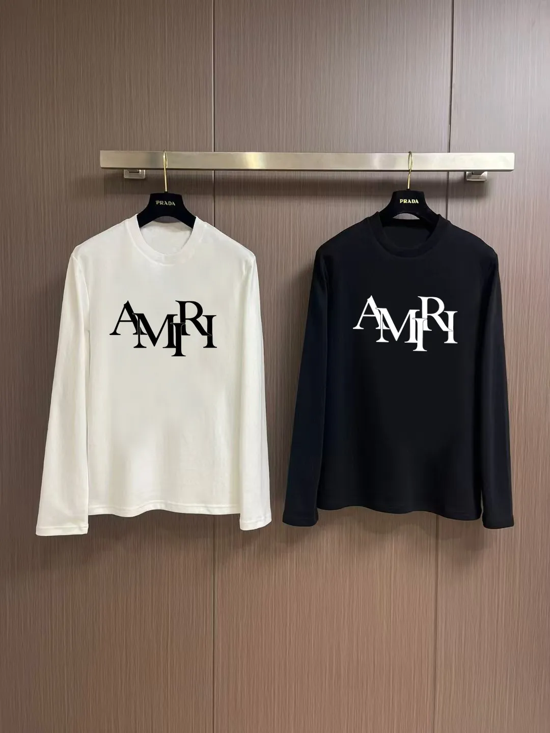 "𝙉𝙚𝙬🤍🖤AMIRI" 2025 Autumn and Winter Counter New Arrival Fashionable and casual bottoming shirt, long-sleeved T-shirt, made of high-density pure cotton fabric with exquisite original logo. It has both comfort and breathability, and is extremely soft. It is very handsome whether worn alone or as an inner layer. It conforms to men’s practical dressing habits and pursues luxury, noble and elegant style, creating extraordinary men’s taste. The visual effect is very good, the grade is very high, simple and fashionable, and it is a must-have choice for leisure and business! Color: White Black Sizes: S M L
