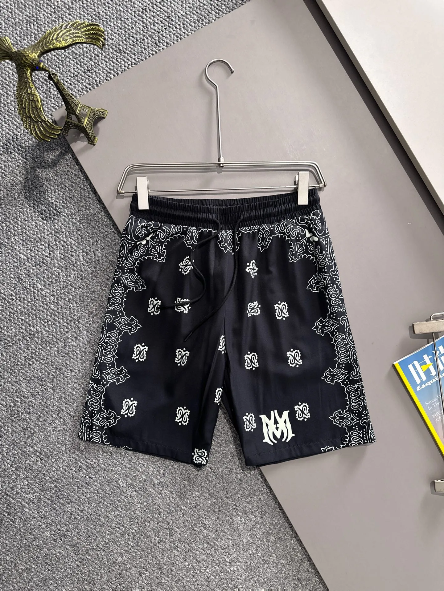 AMIRI 2026 Spring/Summer Classic LOGO design full-print suit, made of light cotton with full-body digital printing, made of high-quality polyester fiber fabric, the pants are lined with Breathable mesh, and are carefully crafted into a standard fit, which can be matched separately with clothes. Versatile style for leisure time! The Classic logo on the whole body is very eye-catching, showing a sense of luxury and style, becoming the mainstream of Classic and never going out of style with a hint of elegance! Stunningly handsome Classic with dashing looks. Same Style for men and women. Sizes: M-3XL (Please note your height and weight when placing an order)