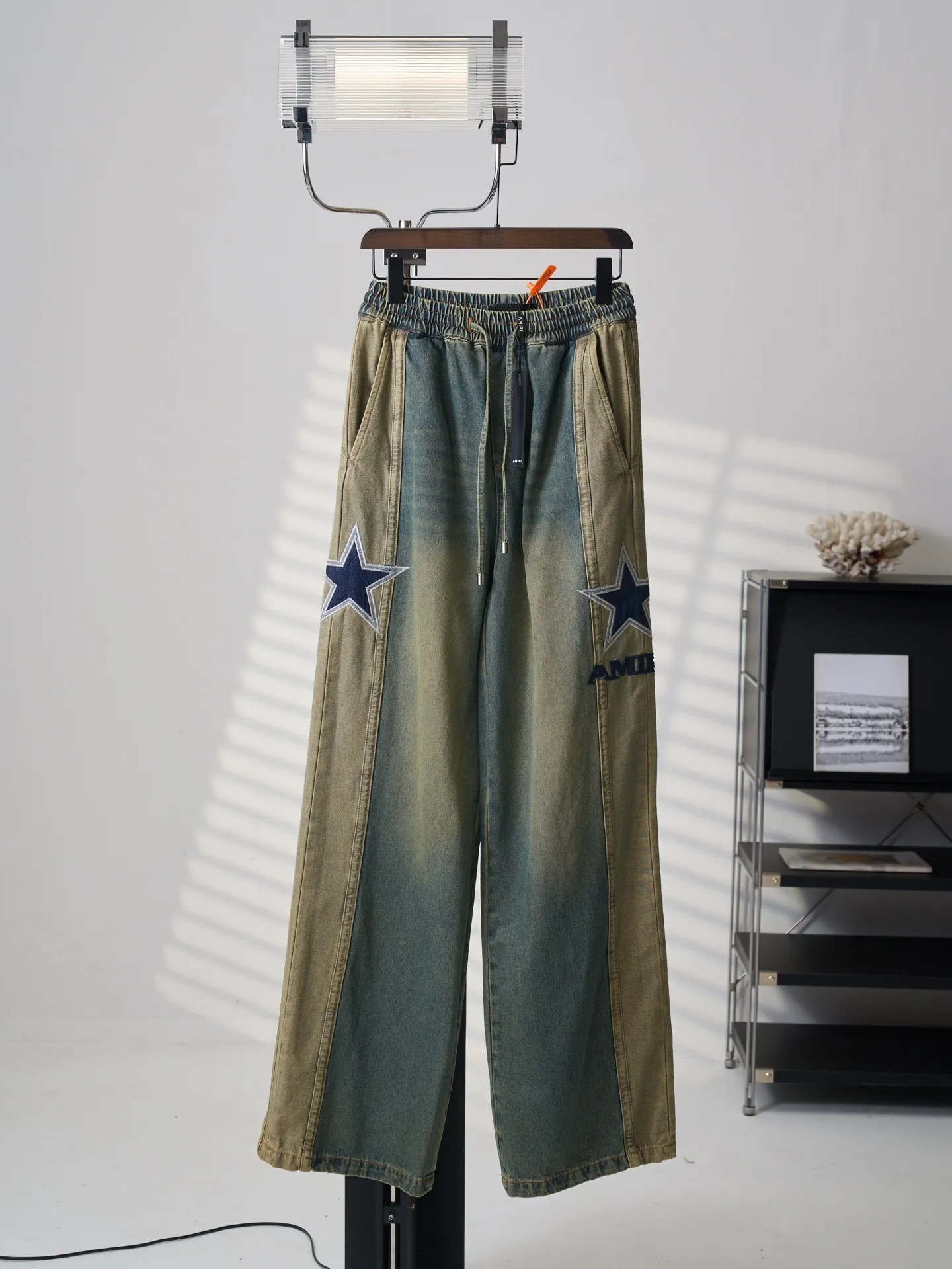 [Real auction] AMIRI/Emile five-pointed star logo embroidered jeans [In Stock] S M L XL Customized secret soft high-density denim, soft and waxy drape, skin-friendly and delicate, charcoal-tone mossy green washed background, replica Retro American texture, showing sophisticated and restrained street elegance. The structural tailoring on the side of the pants is neat and crisp. The high-definition embroidery on both sides is symmetrically laid out. The star emblem totem and the AMIRI letters complement each other. Perfectly blending retro accents with high-street luxury. The details are noble and the aura is self-contained. Imported machine embroidery technology is used. Advanced computer control systems and precision mechanical components are used to realize the five-pointed star and AMIRI logo embroidery operations. High precision. The lines are smooth and delicate. Priority is given to customizing 1:1 original denim materials to stir-fry snowballs and salt. Specially prepare the corresponding solution. Add a certain amount of dye, soak the denim materials in it to absorb the solvent, then scrub and dry to further fade and oxidize. Combination of rubbing and wrinkling whisker technology and gun painting whisker technology. Prioritize manual rubbing in specific areas to achieve a natural wrinkle effect. Then use specific tools to draw a whisker-shaped texture. The visual effect is full. Stone grinding light fermentation ➕ pulling, bleaching and softening. Through the mutual friction between pumice and clothing, the surface of the denim will produce wear and fading effects. By combining pulling and bleaching, the clothing will produce a certain texture and stretching effect while bleaching, and a loose fit.