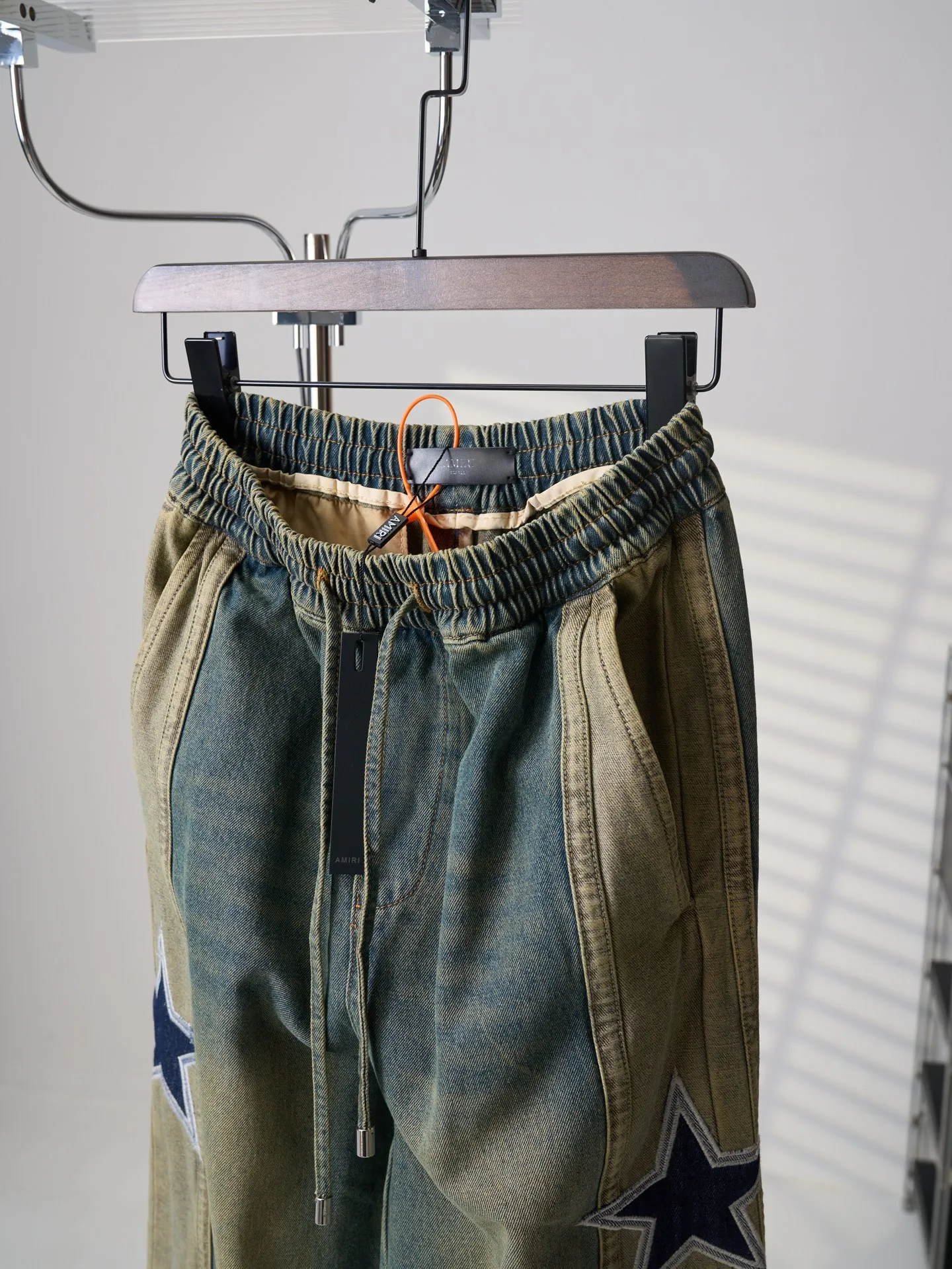 [Real auction] AMIRI/Emile five-pointed star logo embroidered jeans [In Stock] S M L XL Customized secret soft high-density denim, soft and waxy drape, skin-friendly and delicate, charcoal-tone mossy green washed background, replica Retro American texture, showing sophisticated and restrained street elegance. The structural tailoring on the side of the pants is neat and crisp. The high-definition embroidery on both sides is symmetrically laid out. The star emblem totem and the AMIRI letters complement each other. Perfectly blending retro accents with high-street luxury. The details are noble and the aura is self-contained. Imported machine embroidery technology is used. Advanced computer control systems and precision mechanical components are used to realize the five-pointed star and AMIRI logo embroidery operations. High precision. The lines are smooth and delicate. Priority is given to customizing 1:1 original denim materials to stir-fry snowballs and salt. Specially prepare the corresponding solution. Add a certain amount of dye, soak the denim materials in it to absorb the solvent, then scrub and dry to further fade and oxidize. Combination of rubbing and wrinkling whisker technology and gun painting whisker technology. Prioritize manual rubbing in specific areas to achieve a natural wrinkle effect. Then use specific tools to draw a whisker-shaped texture. The visual effect is full. Stone grinding light fermentation ➕ pulling, bleaching and softening. Through the mutual friction between pumice and clothing, the surface of the denim will produce wear and fading effects. By combining pulling and bleaching, the clothing will produce a certain texture and stretching effect while bleaching, and a loose fit.