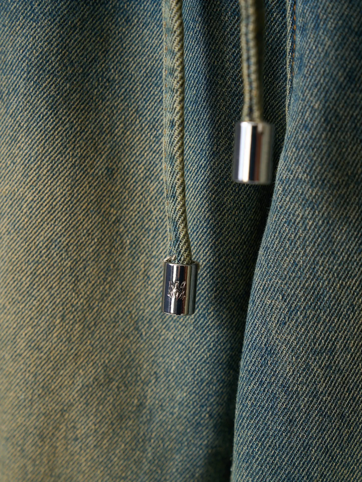 [Real auction] AMIRI/Emile five-pointed star logo embroidered jeans [In Stock] S M L XL Customized secret soft high-density denim, soft and waxy drape, skin-friendly and delicate, charcoal-tone mossy green washed background, replica Retro American texture, showing sophisticated and restrained street elegance. The structural tailoring on the side of the pants is neat and crisp. The high-definition embroidery on both sides is symmetrically laid out. The star emblem totem and the AMIRI letters complement each other. Perfectly blending retro accents with high-street luxury. The details are noble and the aura is self-contained. Imported machine embroidery technology is used. Advanced computer control systems and precision mechanical components are used to realize the five-pointed star and AMIRI logo embroidery operations. High precision. The lines are smooth and delicate. Priority is given to customizing 1:1 original denim materials to stir-fry snowballs and salt. Specially prepare the corresponding solution. Add a certain amount of dye, soak the denim materials in it to absorb the solvent, then scrub and dry to further fade and oxidize. Combination of rubbing and wrinkling whisker technology and gun painting whisker technology. Prioritize manual rubbing in specific areas to achieve a natural wrinkle effect. Then use specific tools to draw a whisker-shaped texture. The visual effect is full. Stone grinding light fermentation ➕ pulling, bleaching and softening. Through the mutual friction between pumice and clothing, the surface of the denim will produce wear and fading effects. By combining pulling and bleaching, the clothing will produce a certain texture and stretching effect while bleaching, and a loose fit.
