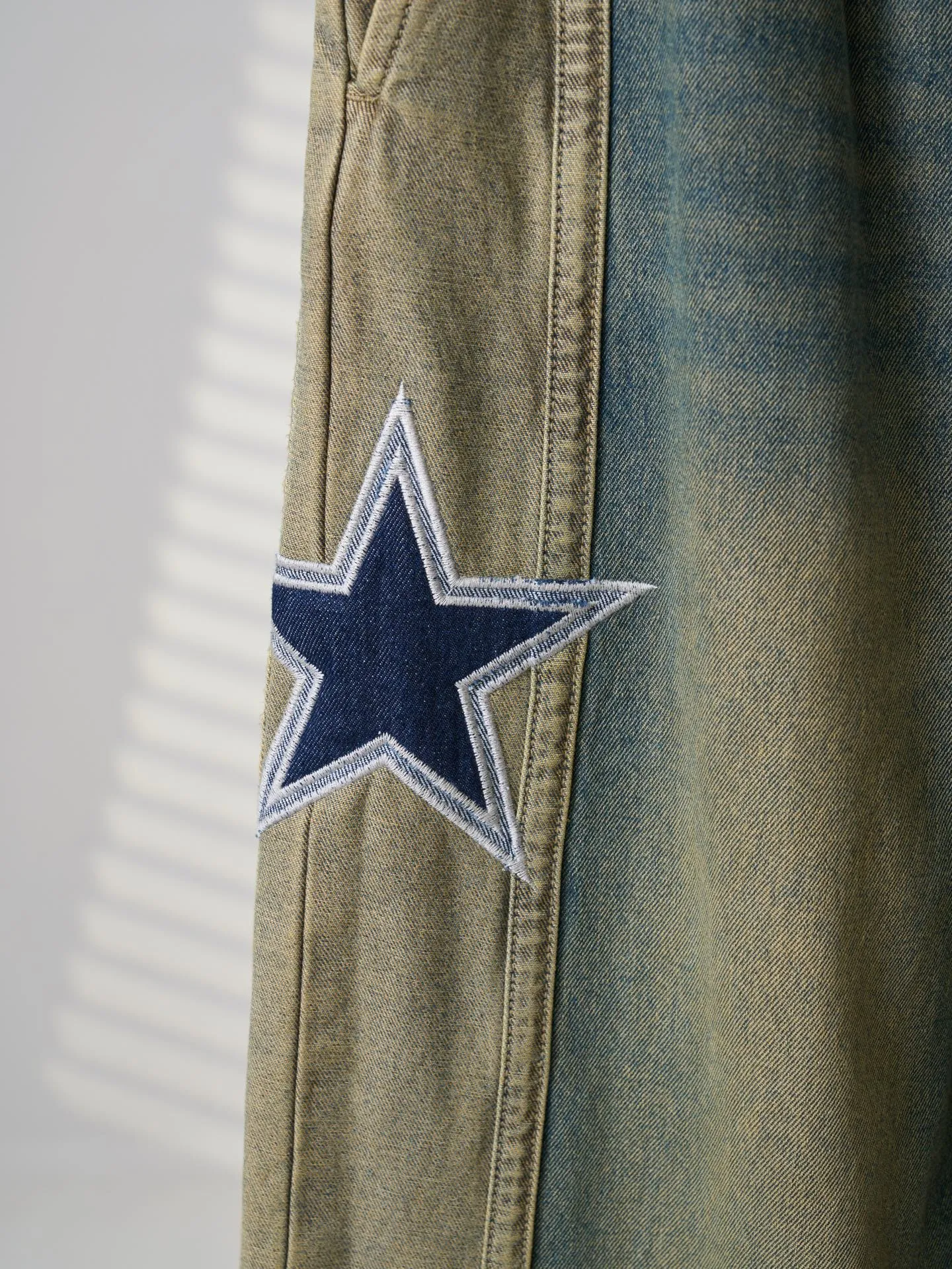 [Real auction] AMIRI/Emile five-pointed star logo embroidered jeans [In Stock] S M L XL Customized secret soft high-density denim, soft and waxy drape, skin-friendly and delicate, charcoal-tone mossy green washed background, replica Retro American texture, showing sophisticated and restrained street elegance. The structural tailoring on the side of the pants is neat and crisp. The high-definition embroidery on both sides is symmetrically laid out. The star emblem totem and the AMIRI letters complement each other. Perfectly blending retro accents with high-street luxury. The details are noble and the aura is self-contained. Imported machine embroidery technology is used. Advanced computer control systems and precision mechanical components are used to realize the five-pointed star and AMIRI logo embroidery operations. High precision. The lines are smooth and delicate. Priority is given to customizing 1:1 original denim materials to stir-fry snowballs and salt. Specially prepare the corresponding solution. Add a certain amount of dye, soak the denim materials in it to absorb the solvent, then scrub and dry to further fade and oxidize. Combination of rubbing and wrinkling whisker technology and gun painting whisker technology. Prioritize manual rubbing in specific areas to achieve a natural wrinkle effect. Then use specific tools to draw a whisker-shaped texture. The visual effect is full. Stone grinding light fermentation ➕ pulling, bleaching and softening. Through the mutual friction between pumice and clothing, the surface of the denim will produce wear and fading effects. By combining pulling and bleaching, the clothing will produce a certain texture and stretching effect while bleaching, and a loose fit.