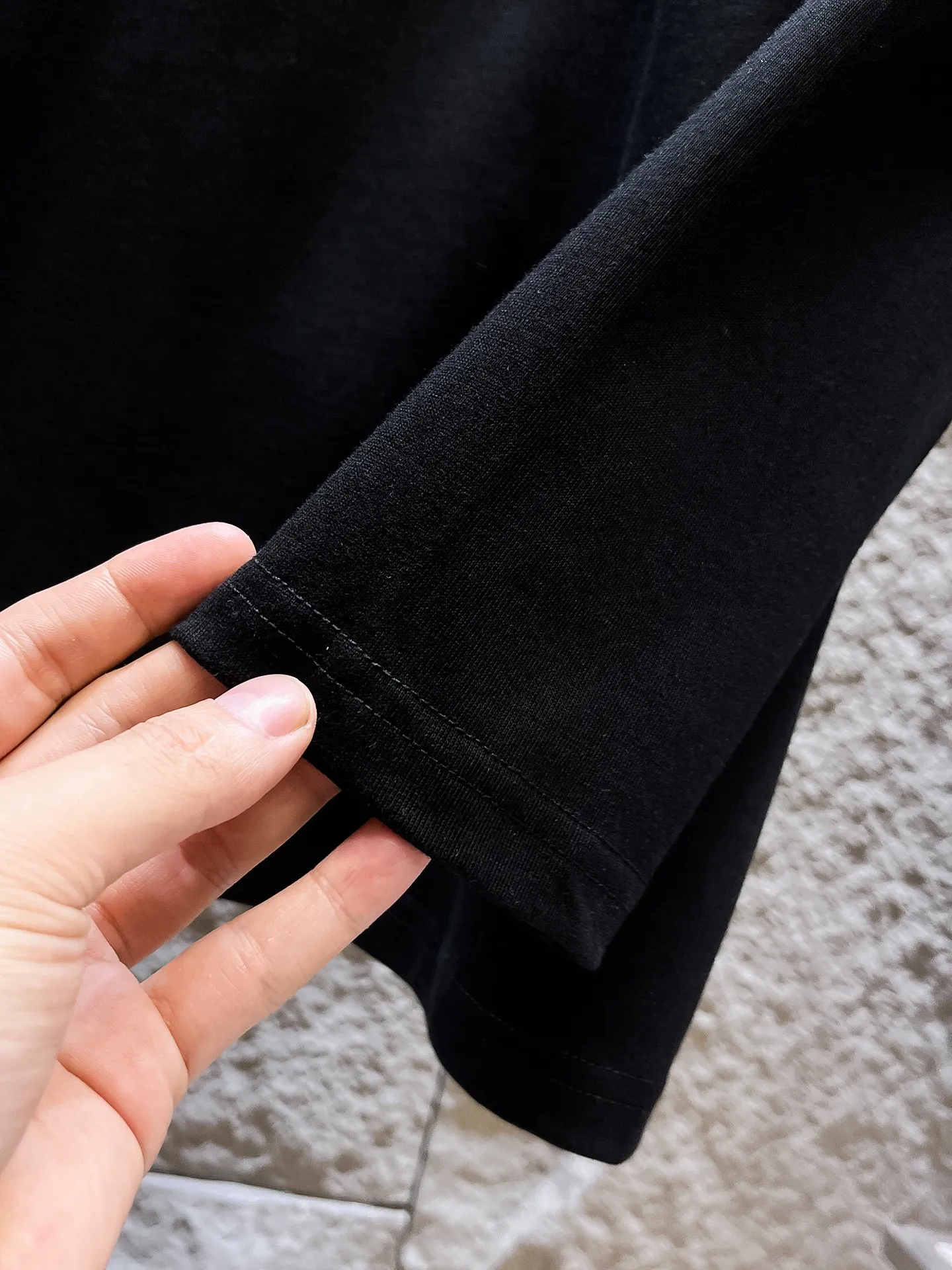 "𝙉𝙚𝙬🤍🖤AMIRI" 2026 Autumn and Winter Counter New Arrival Fashionable and casual bottoming shirt, long-sleeved T-shirt, made of high-density pure cotton fabric with exquisite original logo. It has both comfort and breathability, and is extremely soft. It is very handsome whether worn alone or as an inner layer. It conforms to men’s practical dressing habits and pursues luxury, noble and elegant style, creating extraordinary men’s taste. The visual effect is very good, the grade is very high, simple and fashionable, and it is a must-have choice for leisure and business! Color: White Black Sizes: S M L