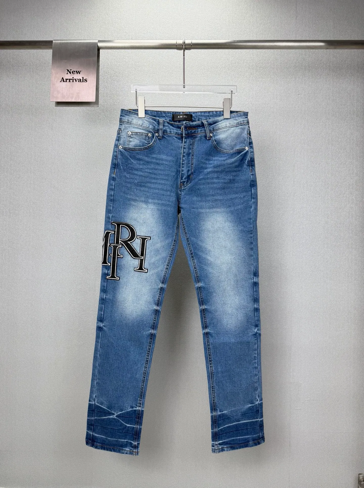 Amiri 2026New Arrival Patch Embroidery Black Letter Couple Style Washed Stretch Jeans High Version High Version Top Ceiling Quality Styles with different washed textures are very friendly to people with thin legs and thick legs. The straight and loose version is very flattering to the leg shape. Moderate length that never goes out of style, easy to match with casual, basic styling for various styles, a must-have in the wardrobe! The fabric is stiff but also makes the upper body soft without losing texture. The washing process is even more perfect. It is a must-have item for everyone! ! ! Washed wheat, hang tag, pants label, three complete labels Color: Blue Size: 28, 30, 32, 34 (four sizes)