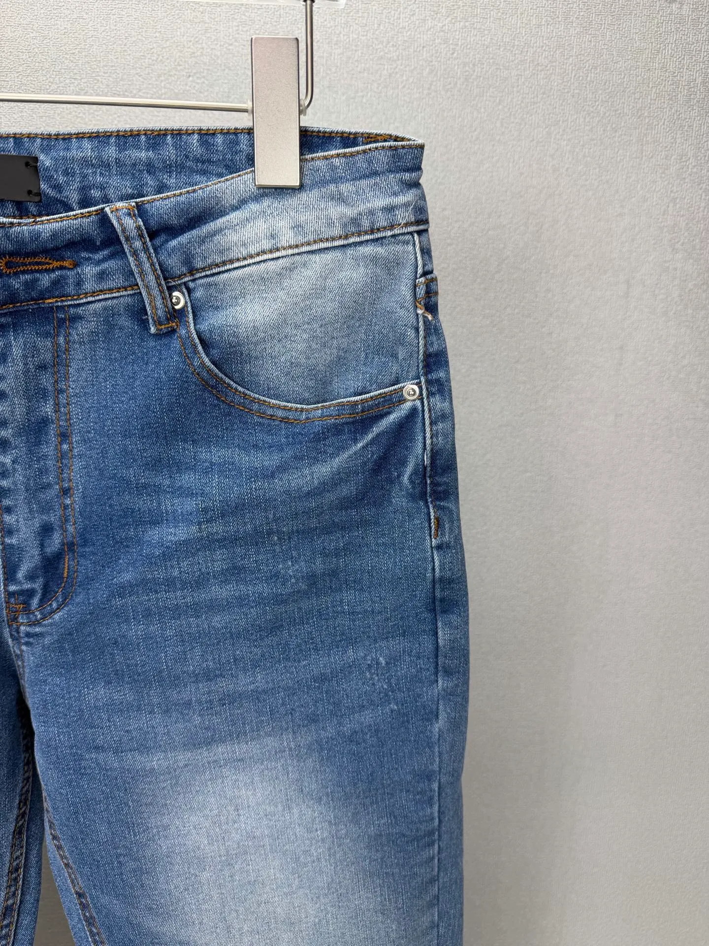 Amiri 2026New Arrival Patch Embroidery Black Letter Couple Style Washed Stretch Jeans High Version High Version Top Ceiling Quality Styles with different washed textures are very friendly to people with thin legs and thick legs. The straight and loose version is very flattering to the leg shape. Moderate length that never goes out of style, easy to match with casual, basic styling for various styles, a must-have in the wardrobe! The fabric is stiff but also makes the upper body soft without losing texture. The washing process is even more perfect. It is a must-have item for everyone! ! ! Washed wheat, hang tag, pants label, three complete labels Color: Blue Size: 28, 30, 32, 34 (four sizes)