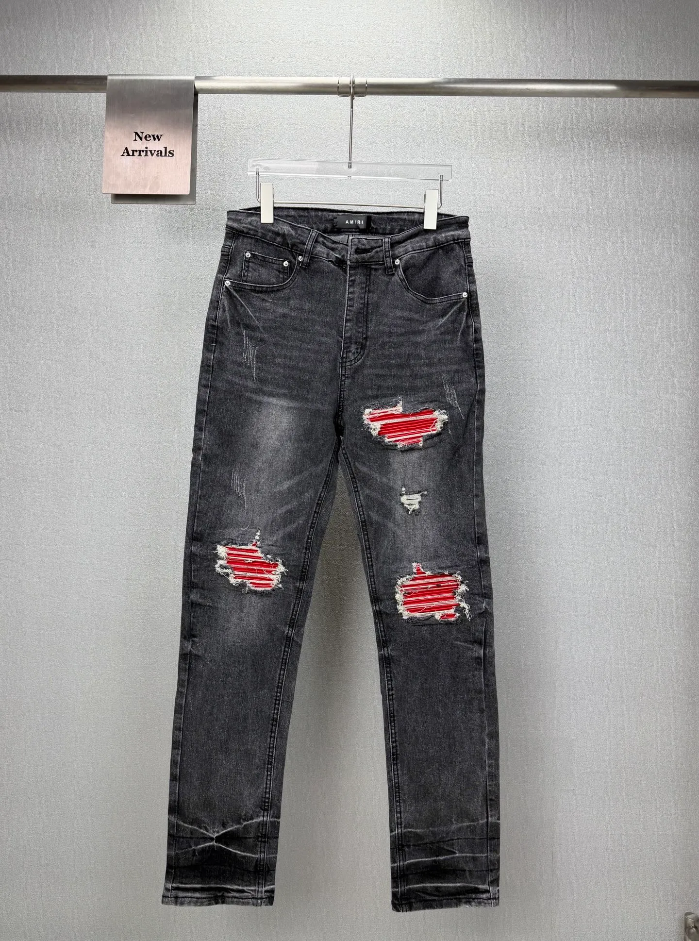 Amiri 2026 New Arrival Distressed Red Patch Couple Style Washed Stretch Jeans High Version High Version Top Ceiling Quality Styles with different washed textures are very friendly to people with thin legs and thick legs. The straight and loose version is very flattering to the leg shape. The moderate length is timeless and easy to match. It is the basis of various styles and a must-have in the wardrobe! The fabric is stiff but also makes the upper body soft without losing texture. The washing process is even more perfect. It is a must-have item for everyone! ! ! Washed wheat, tag, pants label, three labels complete Color: washed black Size: 28, 30, 32, 34 (four sizes)