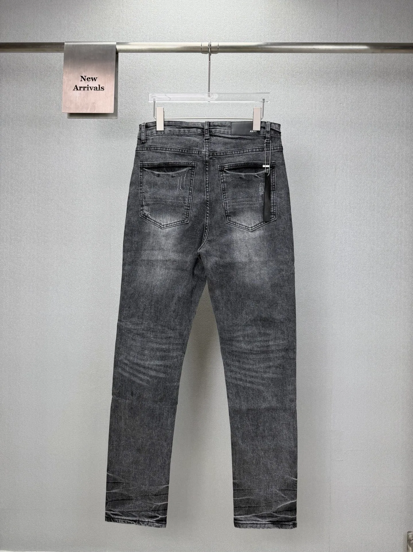 Amiri 2026 New Arrival Distressed Red Patch Couple Style Washed Stretch Jeans High Version High Version Top Ceiling Quality Styles with different washed textures are very friendly to people with thin legs and thick legs. The straight and loose version is very flattering to the leg shape. The moderate length is timeless and easy to match. It is the basis of various styles and a must-have in the wardrobe! The fabric is stiff but also makes the upper body soft without losing texture. The washing process is even more perfect. It is a must-have item for everyone! ! ! Washed wheat, tag, pants label, three labels complete Color: washed black Size: 28, 30, 32, 34 (four sizes)