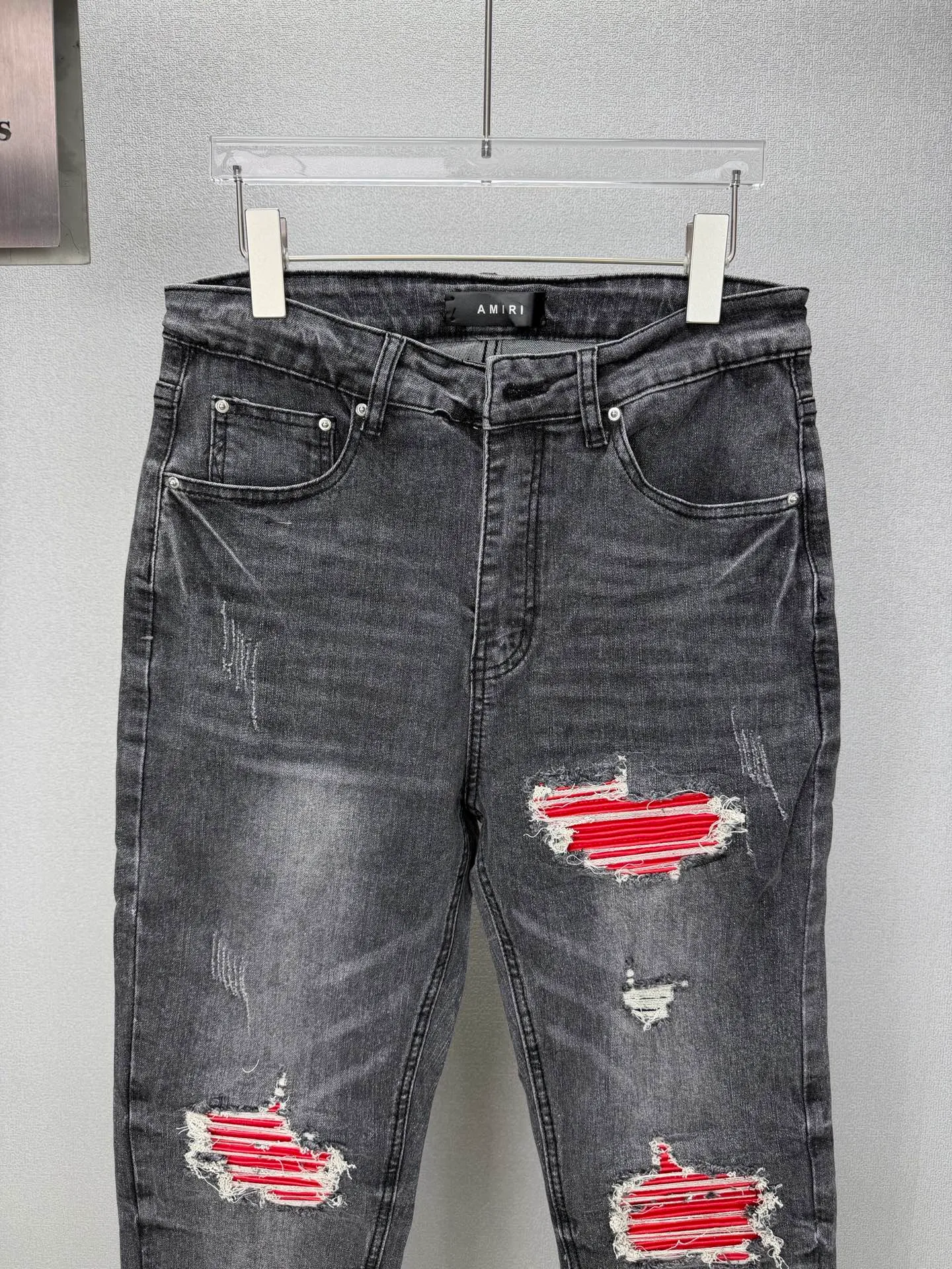 Amiri 2026 New Arrival Distressed Red Patch Couple Style Washed Stretch Jeans High Version High Version Top Ceiling Quality Styles with different washed textures are very friendly to people with thin legs and thick legs. The straight and loose version is very flattering to the leg shape. The moderate length is timeless and easy to match. It is the basis of various styles and a must-have in the wardrobe! The fabric is stiff but also makes the upper body soft without losing texture. The washing process is even more perfect. It is a must-have item for everyone! ! ! Washed wheat, tag, pants label, three labels complete Color: washed black Size: 28, 30, 32, 34 (four sizes)