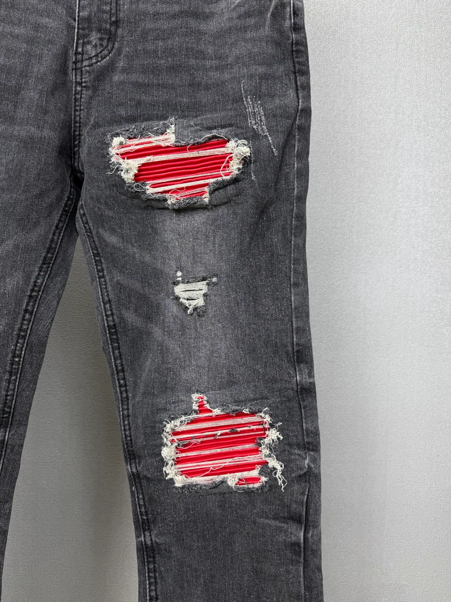Amiri 2026 New Arrival Distressed Red Patch Couple Style Washed Stretch Jeans High Version High Version Top Ceiling Quality Styles with different washed textures are very friendly to people with thin legs and thick legs. The straight and loose version is very flattering to the leg shape. The moderate length is timeless and easy to match. It is the basis of various styles and a must-have in the wardrobe! The fabric is stiff but also makes the upper body soft without losing texture. The washing process is even more perfect. It is a must-have item for everyone! ! ! Washed wheat, tag, pants label, three labels complete Color: washed black Size: 28, 30, 32, 34 (four sizes)