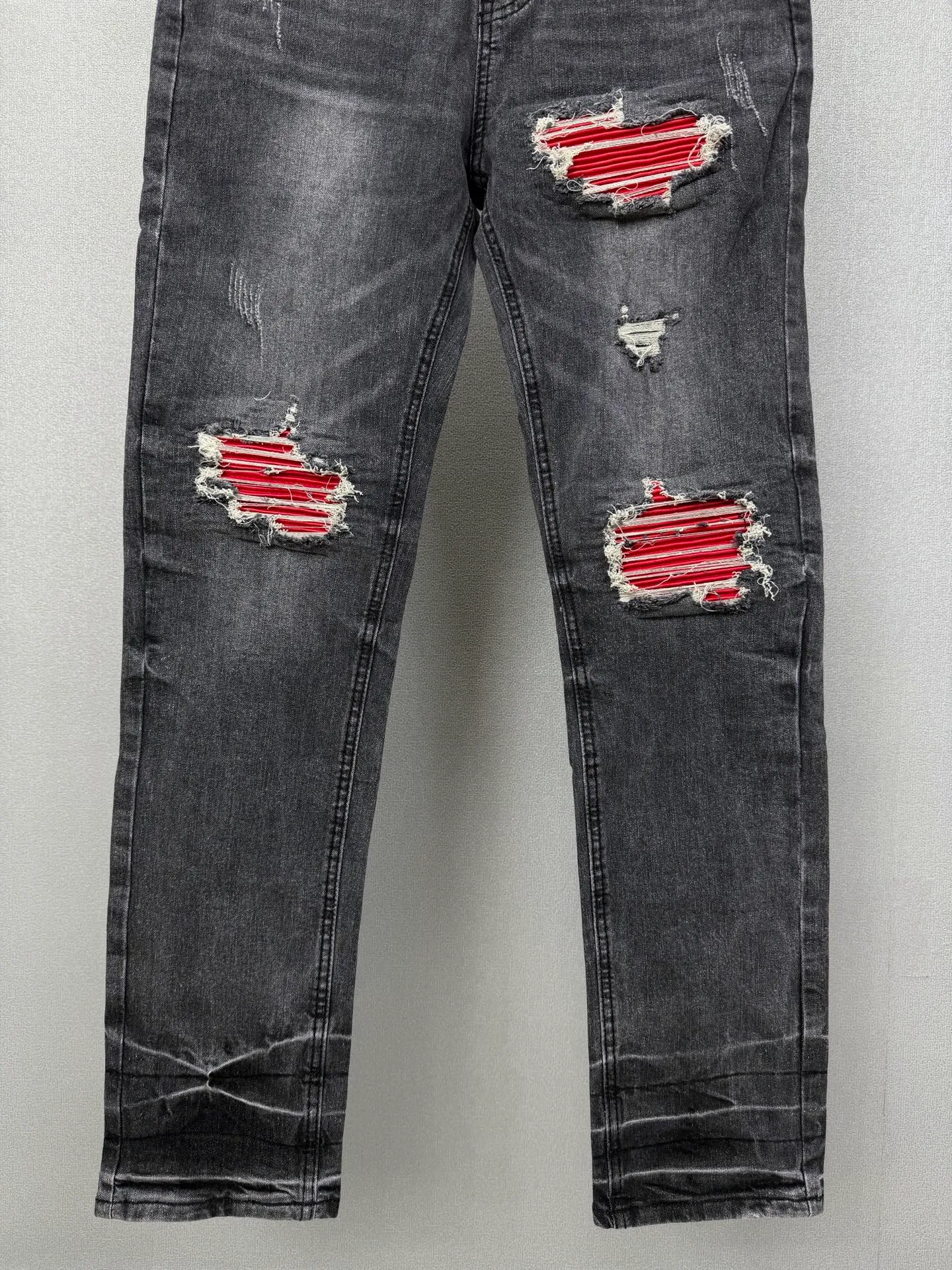 Amiri 2026 New Arrival Distressed Red Patch Couple Style Washed Stretch Jeans High Version High Version Top Ceiling Quality Styles with different washed textures are very friendly to people with thin legs and thick legs. The straight and loose version is very flattering to the leg shape. The moderate length is timeless and easy to match. It is the basis of various styles and a must-have in the wardrobe! The fabric is stiff but also makes the upper body soft without losing texture. The washing process is even more perfect. It is a must-have item for everyone! ! ! Washed wheat, tag, pants label, three labels complete Color: washed black Size: 28, 30, 32, 34 (four sizes)