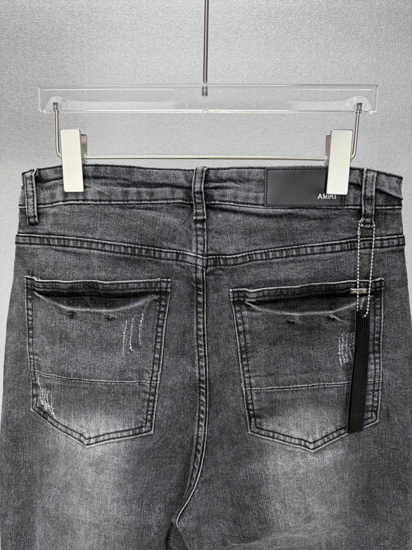 Amiri 2026 New Arrival Distressed Red Patch Couple Style Washed Stretch Jeans High Version High Version Top Ceiling Quality Styles with different washed textures are very friendly to people with thin legs and thick legs. The straight and loose version is very flattering to the leg shape. The moderate length is timeless and easy to match. It is the basis of various styles and a must-have in the wardrobe! The fabric is stiff but also makes the upper body soft without losing texture. The washing process is even more perfect. It is a must-have item for everyone! ! ! Washed wheat, tag, pants label, three labels complete Color: washed black Size: 28, 30, 32, 34 (four sizes)