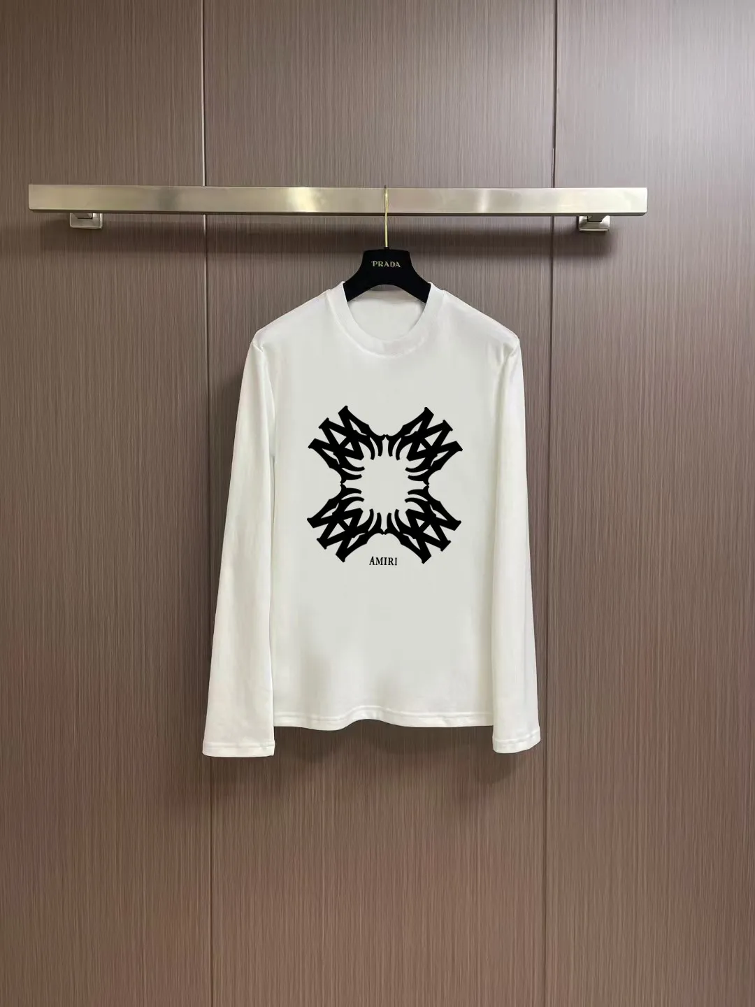 "𝙉𝙚𝙬🤍🖤AMIRI" 2025 Autumn and Winter Counter New Arrival Fashionable and casual bottoming shirt, long-sleeved T-shirt, made of high-density pure cotton fabric with exquisite original logo. It has both comfort and breathability, and is extremely soft. It is very handsome whether worn alone or as an inner layer. It conforms to men’s practical dressing habits and pursues luxury, noble and elegant style, creating extraordinary men’s taste. The visual effect is very good, the grade is very high, simple and fashionable, and it is a must-have choice for leisure and business! Color: White Black Sizes: S M L