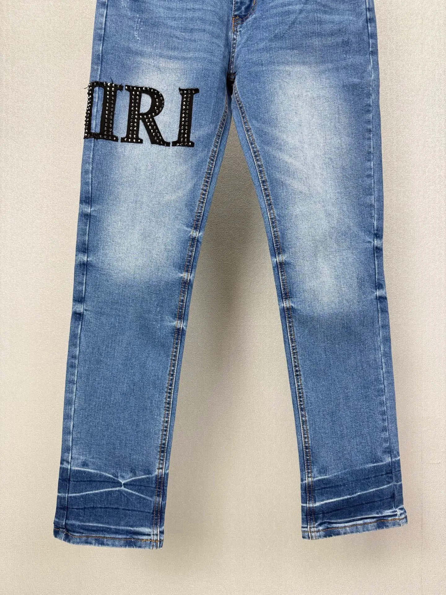 Amiri 2026New Arrival hot diamond patch embroidered letters couple style washed stretch jeans high version high version top ceiling quality styles with different washed textures, very friendly to people with thin legs and thick legs, the straight and loose version is very flattering to the leg shape, the moderate length that never goes out of style, easy to match with casual, the basic styling of various styles, a must-have in the wardrobe! The fabric is stiff but also makes the upper body soft without losing texture. The washing process is even more perfect. It is a must-have item for everyone! ! ! Washed wheat, hang tag, pants label, three labels complete Color: Blue Size: 28, 30, 32, 34 (four sizes)