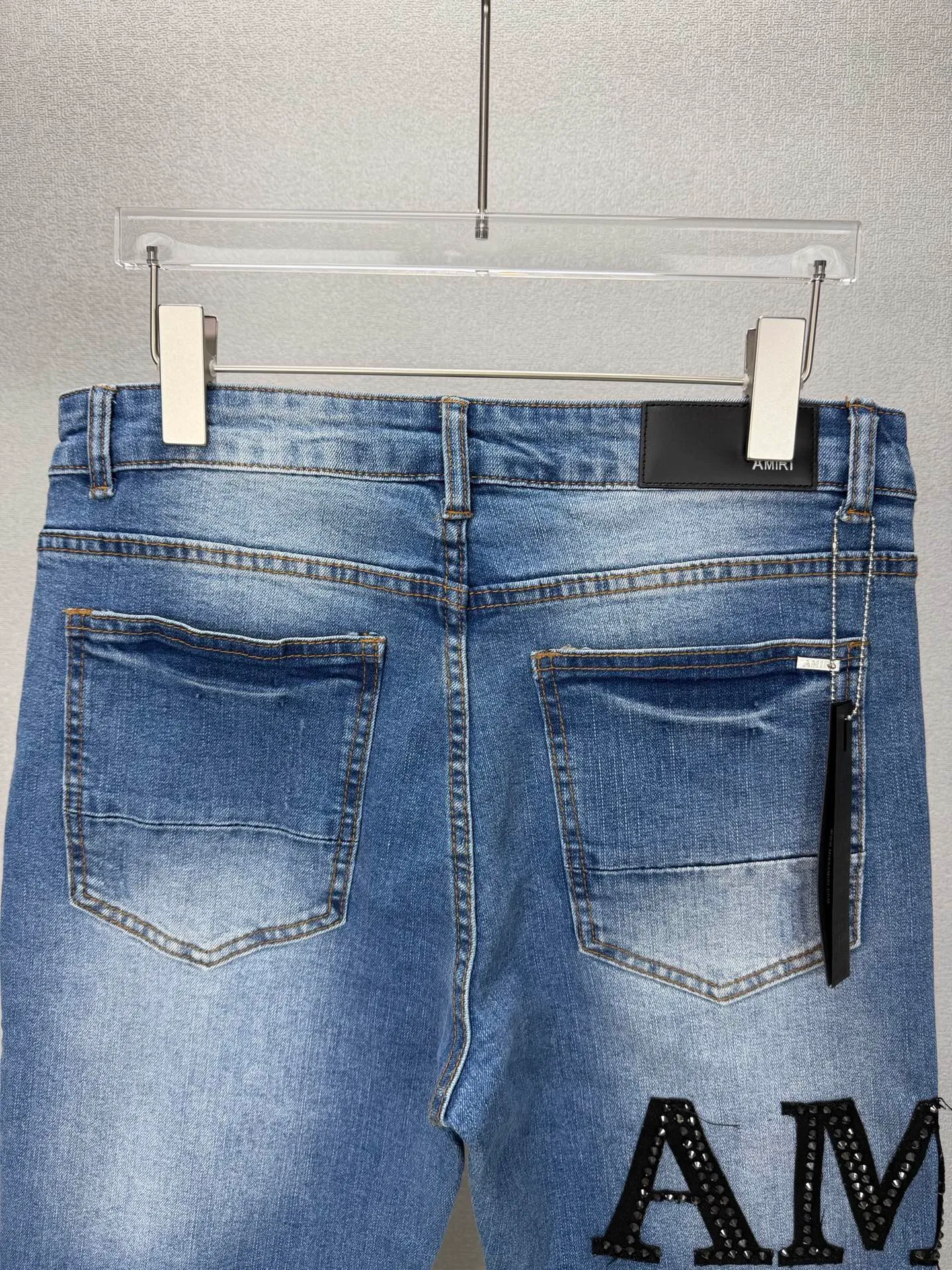 Amiri 2026New Arrival hot diamond patch embroidered letters couple style washed stretch jeans high version high version top ceiling quality styles with different washed textures, very friendly to people with thin legs and thick legs, the straight and loose version is very flattering to the leg shape, the moderate length that never goes out of style, easy to match with casual, the basic styling of various styles, a must-have in the wardrobe! The fabric is stiff but also makes the upper body soft without losing texture. The washing process is even more perfect. It is a must-have item for everyone! ! ! Washed wheat, hang tag, pants label, three labels complete Color: Blue Size: 28, 30, 32, 34 (four sizes)