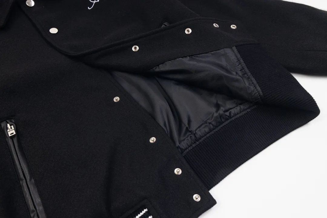 Ami ， Ami ， Black+ Red ，White ， ， ！ , ， Retro ➕ 🦴 . Same Style ：Black White/Black/ Size：XS-L
