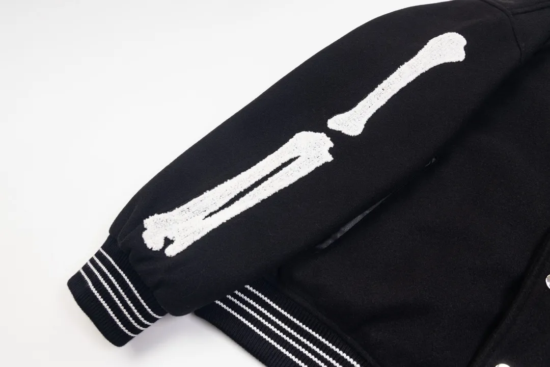 Ami ， Ami ， Black+ Red ，White ， ， ！ , ， Retro ➕ 🦴 . Same Style ：Black White/Black/ Size：XS-L