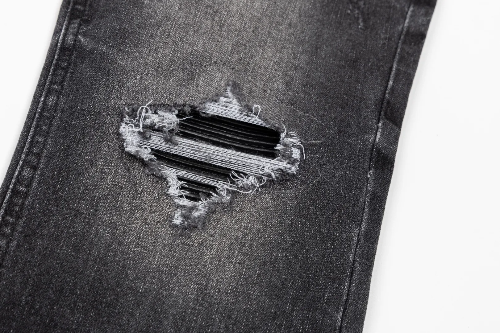 (Top version) AMIRI's new high-luxury heavy-duty stretch washed hole patch high-street fashionable men's and women's couple jeans AMIRI's family uses organic long-staple cotton denim fabrics originating in Los Angeles this year! After a pure natural alkaline phosphatase washing process, the special blue Gray tone is noble and high-end. It feels skin-friendly and delicate, and the inner layer is particularly comfortable when touching the skin! The elastic spandex component makes it particularly comfortable for daily activities. The original and rare Premium fabric is a rare find! Details after details! Amiri's New Arrival high street luxury jeans in Los Angeles mall! The front and back pieces have undergone a multi-layered three-dimensional polishing process, giving the upper body a stylish texture! The metal laser embossed MA metal Brown Nappa leather label on the waist is very exquisite! The pockets are also inlaid with tungsten steel metal logos, and the interior has exquisite ceiling-level workmanship! Hot sale jeans in Los Angeles counters! Enjoy the quality when you wear it yourself, and the value is high as a gift! Manage any large-scale business occasions and Premium private clubs without stress! Highly recommended to buy! Style number: 2047 Color: Black Size: 28 30 32 34