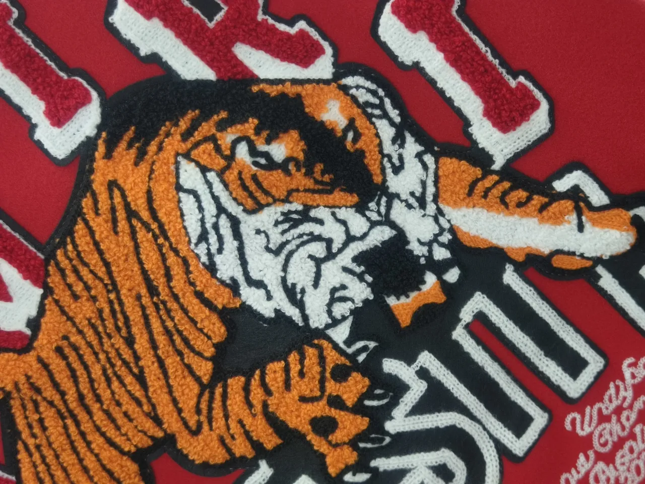 🀄[Real auction] AMIRI New Arrival tiger towel embroidery 10000 needle embroidery baseball jacket, high weight dragon and phoenix nylon fabric with pebbled leather sleeves, heavy metal buttons restored to the extreme, 10000 needle embroidery showing details Color: Red Sizes: M L XL XXL