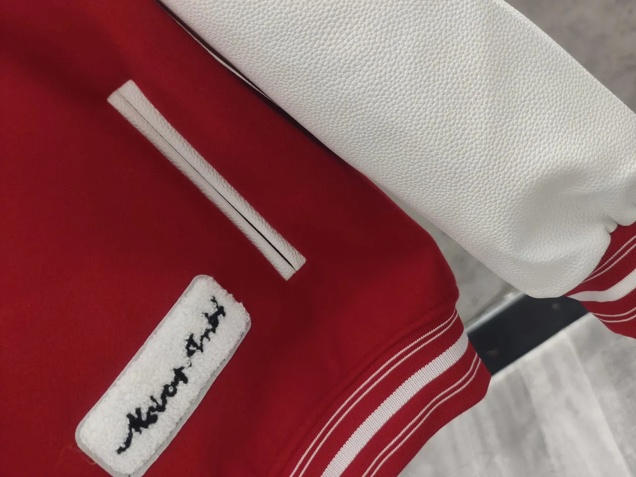 🀄[Real auction] AMIRI New Arrival tiger towel embroidery 10000 needle embroidery baseball jacket, high weight dragon and phoenix nylon fabric with pebbled leather sleeves, heavy metal buttons restored to the extreme, 10000 needle embroidery showing details Color: Red Sizes: M L XL XXL