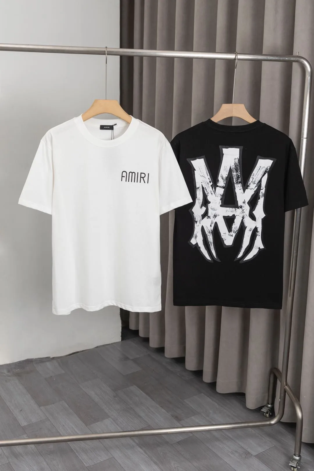 X 049 《𝙉𝙚𝙬♈️AMIRI》 40ss New Arrival T ， + logo ， ， ， Versatile， Same Style。 : Black，White，Size:M～3XL