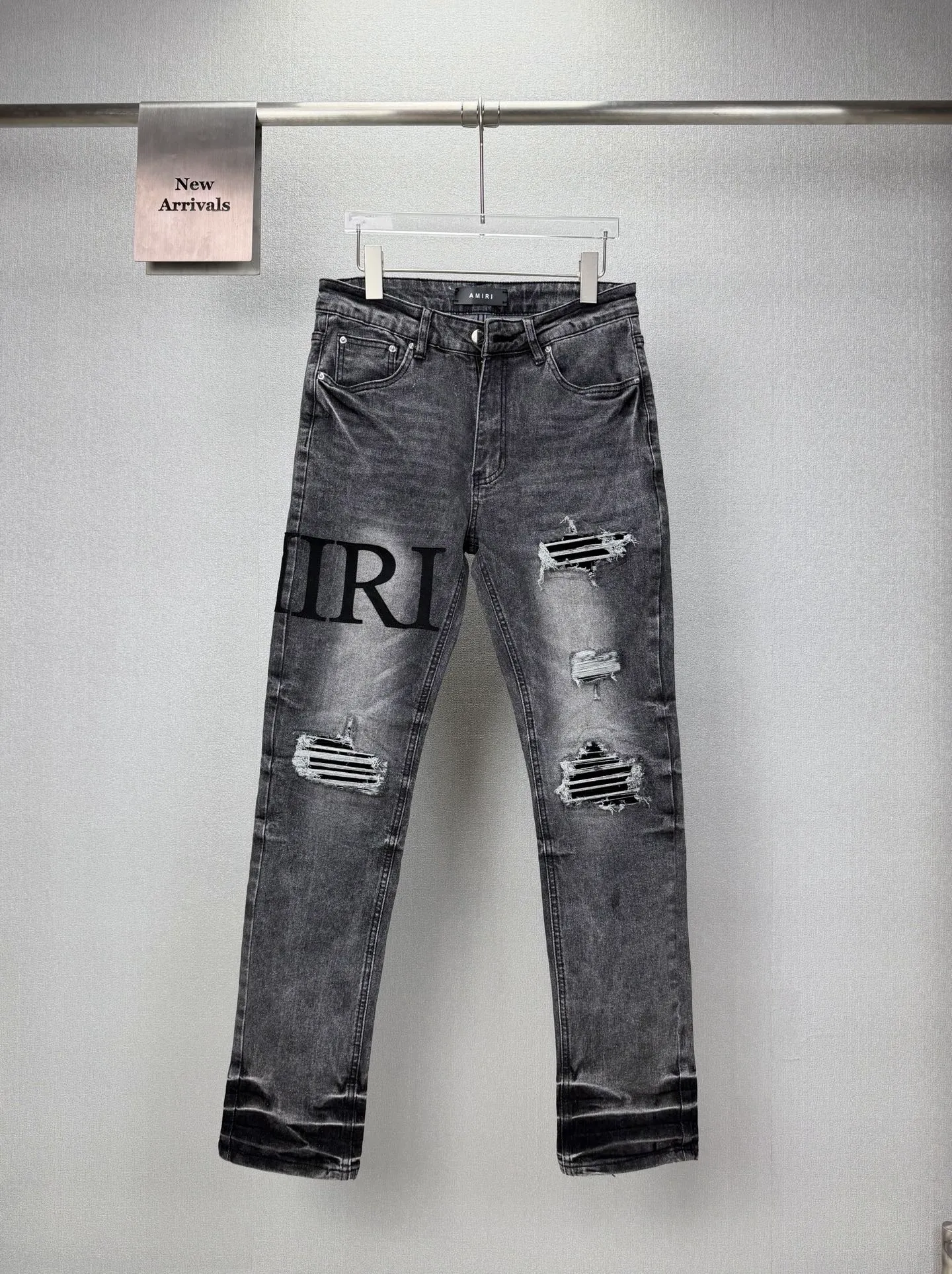 Amiri 2026 New Arrival patch embroidered letters Black patch couple style washed stretch jeans High version High version Top ceiling Quality Styles with different washed textures are very friendly to people with thin legs and thick legs. The straight and loose version is very flattering to the leg shape. Moderate length that never goes out of style, easy and casual to match, basic styling for various styles, a must-have in the wardrobe! The fabric is stiff but also makes the upper body soft without losing texture. The washing process is even more perfect. It is a must-have item for everyone! ! ! Washed wheat, tag, pants label, three labels complete Color: washed black Size: 28, 30, 32, 34 (four sizes)