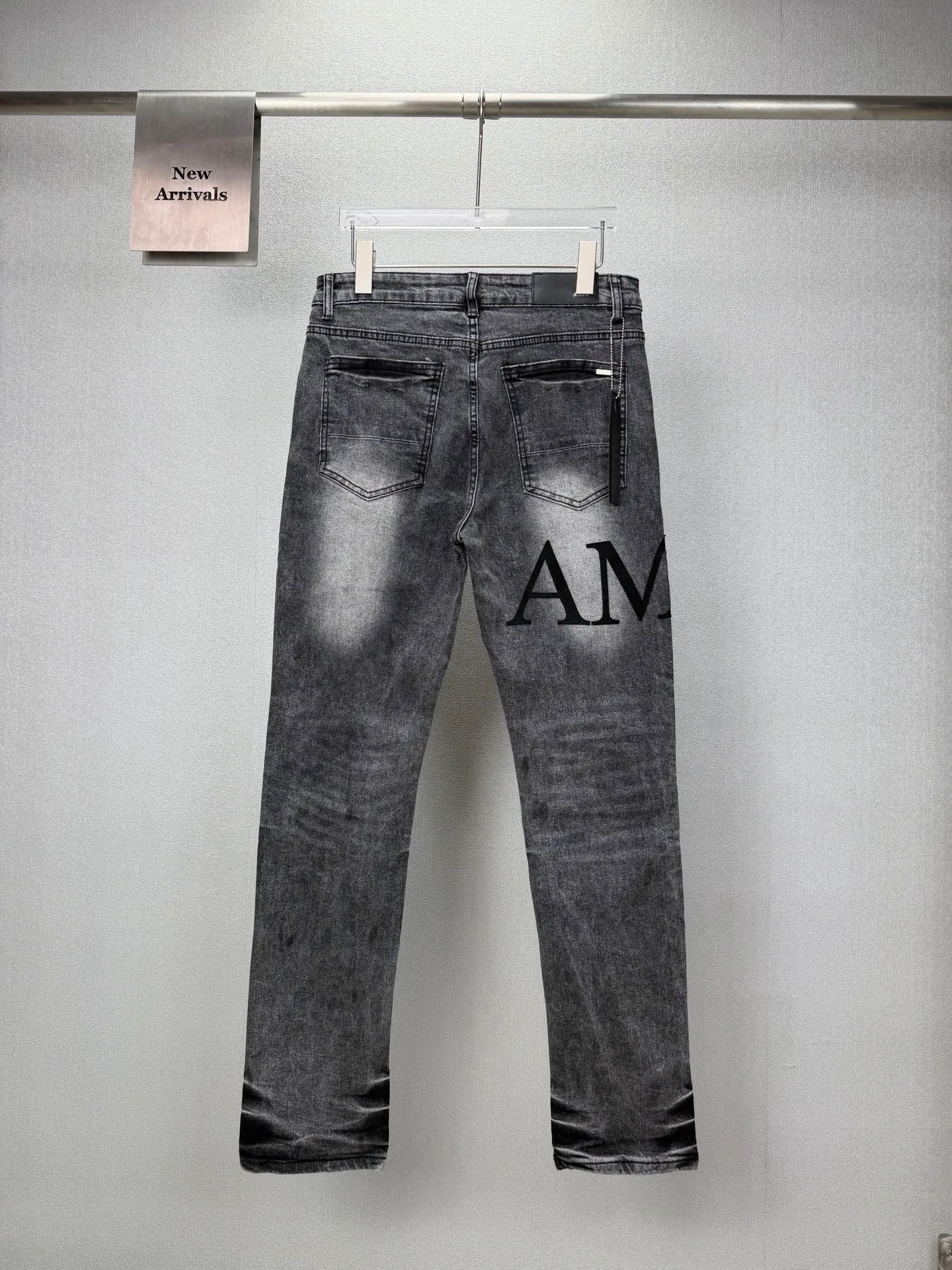 Amiri 2026 New Arrival patch embroidered letters Black patch couple style washed stretch jeans High version High version Top ceiling Quality Styles with different washed textures are very friendly to people with thin legs and thick legs. The straight and loose version is very flattering to the leg shape. Moderate length that never goes out of style, easy and casual to match, basic styling for various styles, a must-have in the wardrobe! The fabric is stiff but also makes the upper body soft without losing texture. The washing process is even more perfect. It is a must-have item for everyone! ! ! Washed wheat, tag, pants label, three labels complete Color: washed black Size: 28, 30, 32, 34 (four sizes)