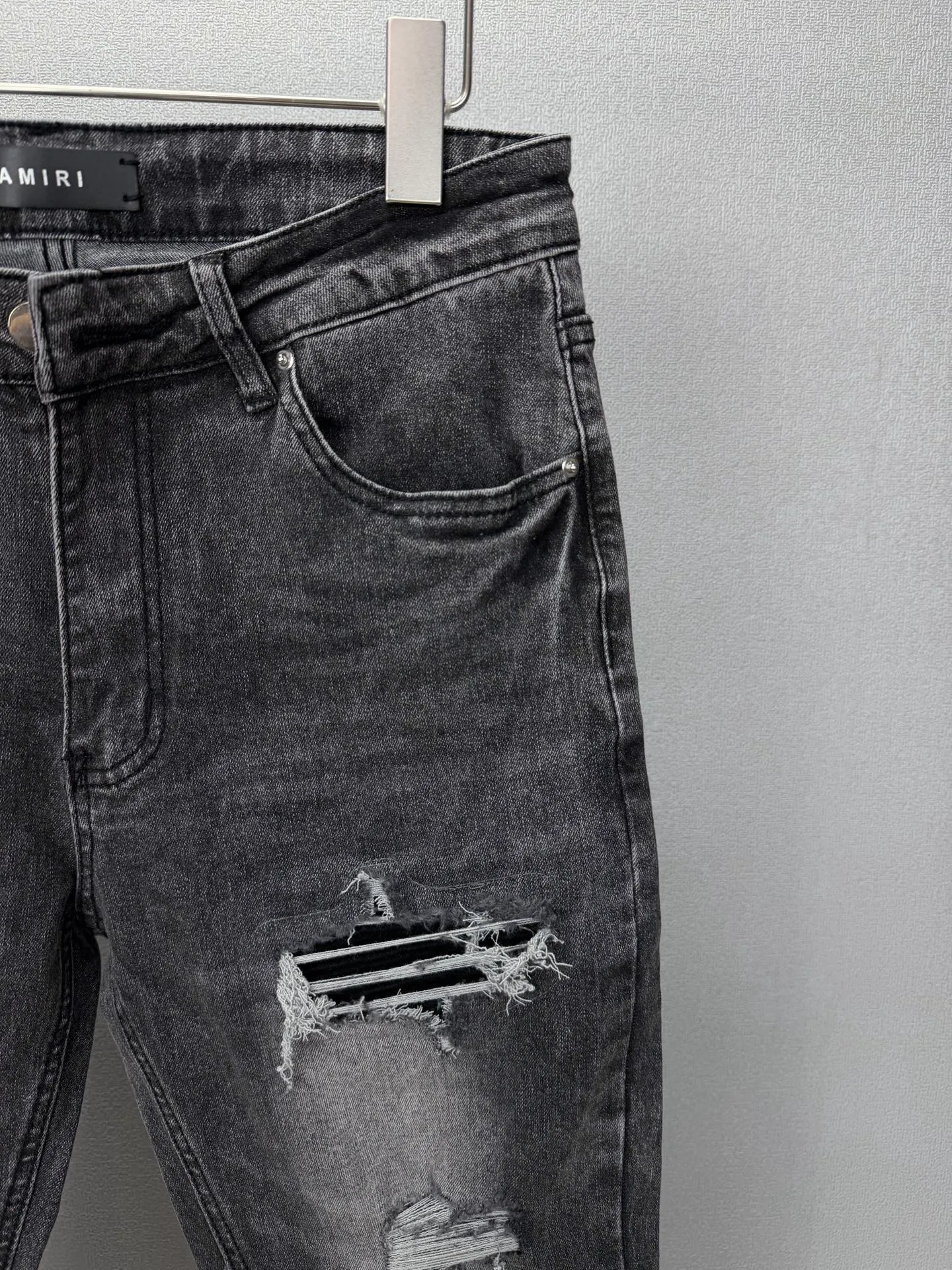 Amiri 2026 New Arrival patch embroidered letters Black patch couple style washed stretch jeans High version High version Top ceiling Quality Styles with different washed textures are very friendly to people with thin legs and thick legs. The straight and loose version is very flattering to the leg shape. Moderate length that never goes out of style, easy and casual to match, basic styling for various styles, a must-have in the wardrobe! The fabric is stiff but also makes the upper body soft without losing texture. The washing process is even more perfect. It is a must-have item for everyone! ! ! Washed wheat, tag, pants label, three labels complete Color: washed black Size: 28, 30, 32, 34 (four sizes)