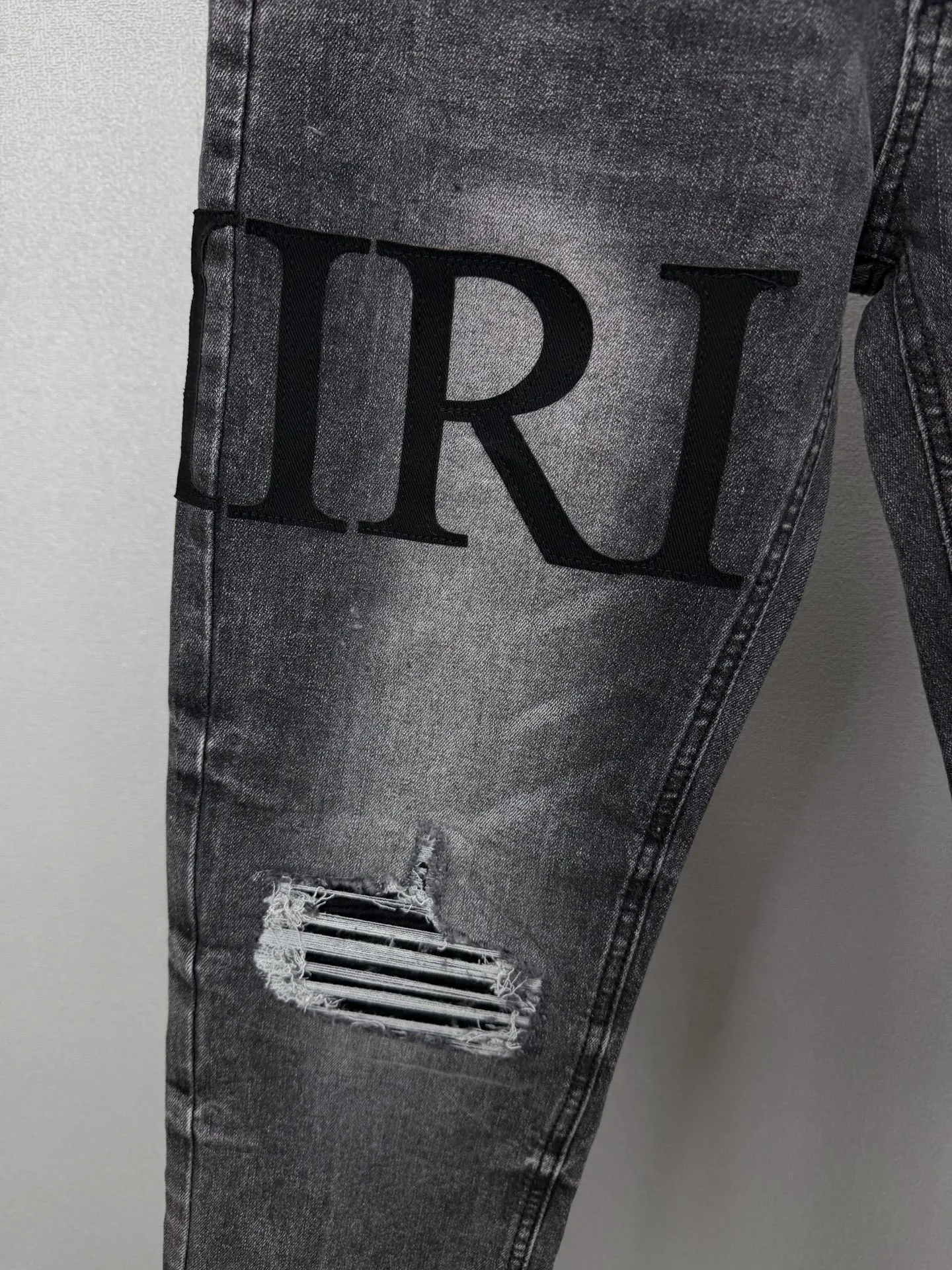 Amiri 2026 New Arrival patch embroidered letters Black patch couple style washed stretch jeans High version High version Top ceiling Quality Styles with different washed textures are very friendly to people with thin legs and thick legs. The straight and loose version is very flattering to the leg shape. Moderate length that never goes out of style, easy and casual to match, basic styling for various styles, a must-have in the wardrobe! The fabric is stiff but also makes the upper body soft without losing texture. The washing process is even more perfect. It is a must-have item for everyone! ! ! Washed wheat, tag, pants label, three labels complete Color: washed black Size: 28, 30, 32, 34 (four sizes)