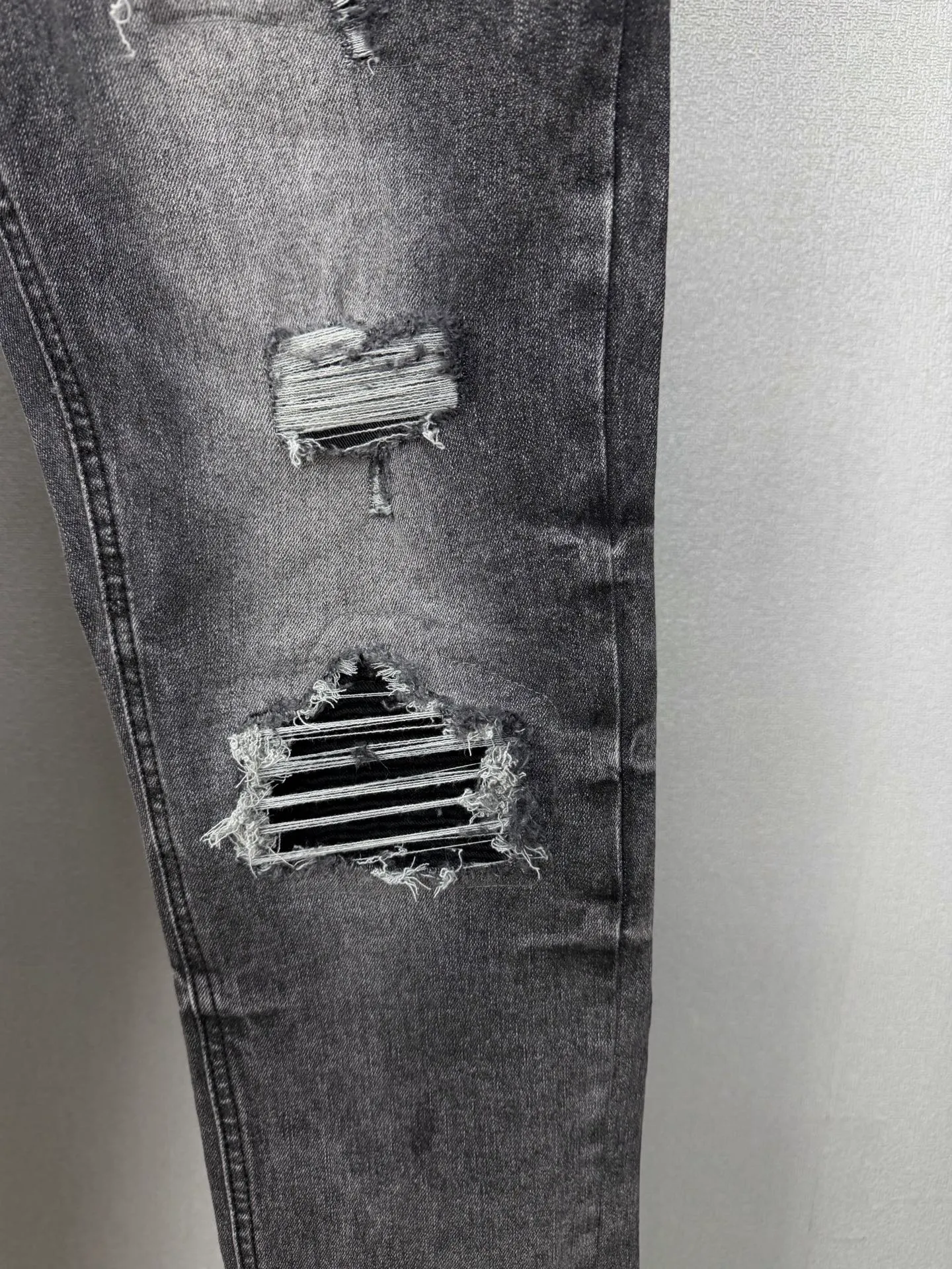 Amiri 2026 New Arrival patch embroidered letters Black patch couple style washed stretch jeans High version High version Top ceiling Quality Styles with different washed textures are very friendly to people with thin legs and thick legs. The straight and loose version is very flattering to the leg shape. Moderate length that never goes out of style, easy and casual to match, basic styling for various styles, a must-have in the wardrobe! The fabric is stiff but also makes the upper body soft without losing texture. The washing process is even more perfect. It is a must-have item for everyone! ! ! Washed wheat, tag, pants label, three labels complete Color: washed black Size: 28, 30, 32, 34 (four sizes)