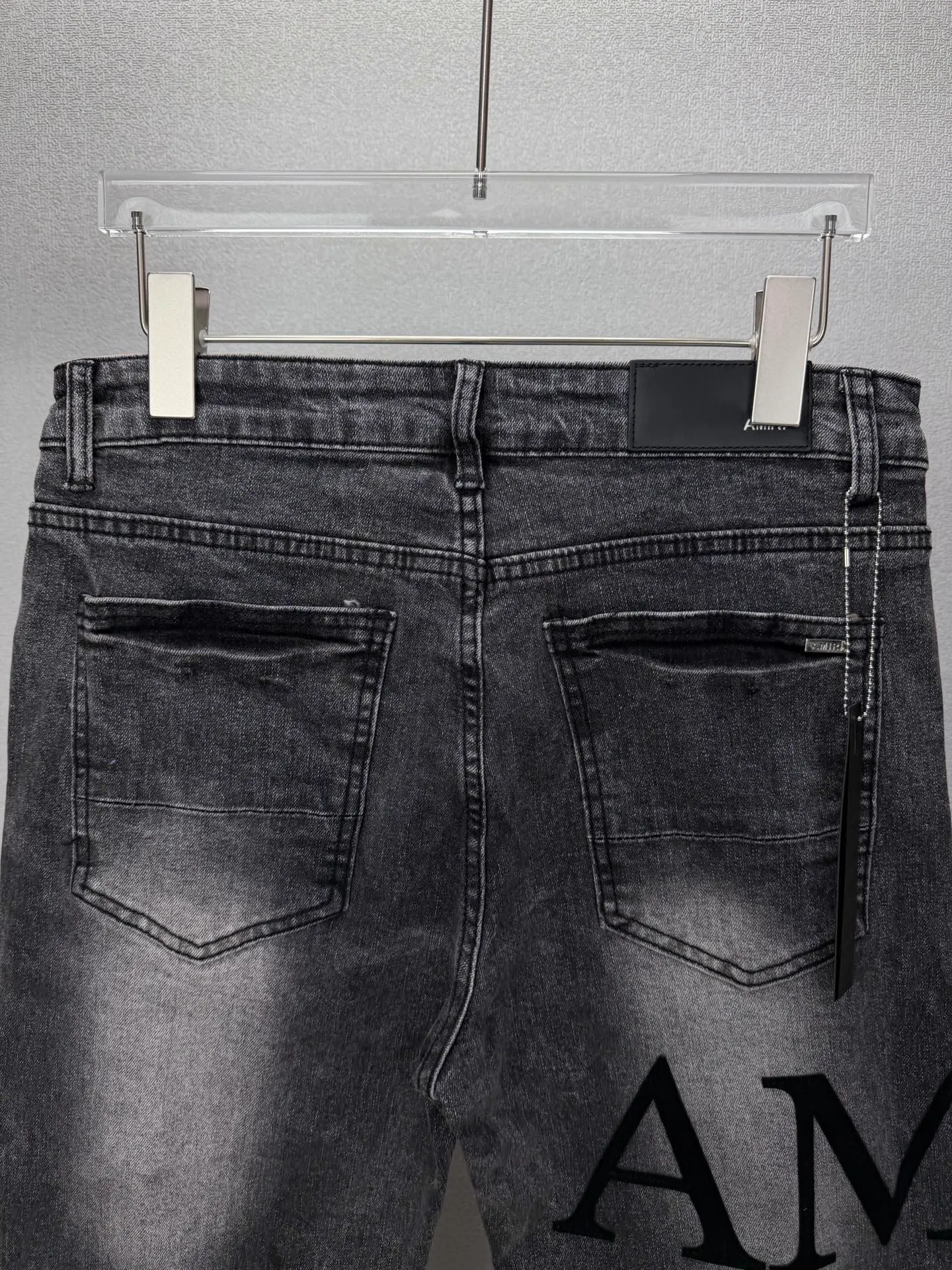 Amiri 2026 New Arrival patch embroidered letters Black patch couple style washed stretch jeans High version High version Top ceiling Quality Styles with different washed textures are very friendly to people with thin legs and thick legs. The straight and loose version is very flattering to the leg shape. Moderate length that never goes out of style, easy and casual to match, basic styling for various styles, a must-have in the wardrobe! The fabric is stiff but also makes the upper body soft without losing texture. The washing process is even more perfect. It is a must-have item for everyone! ! ! Washed wheat, tag, pants label, three labels complete Color: washed black Size: 28, 30, 32, 34 (four sizes)
