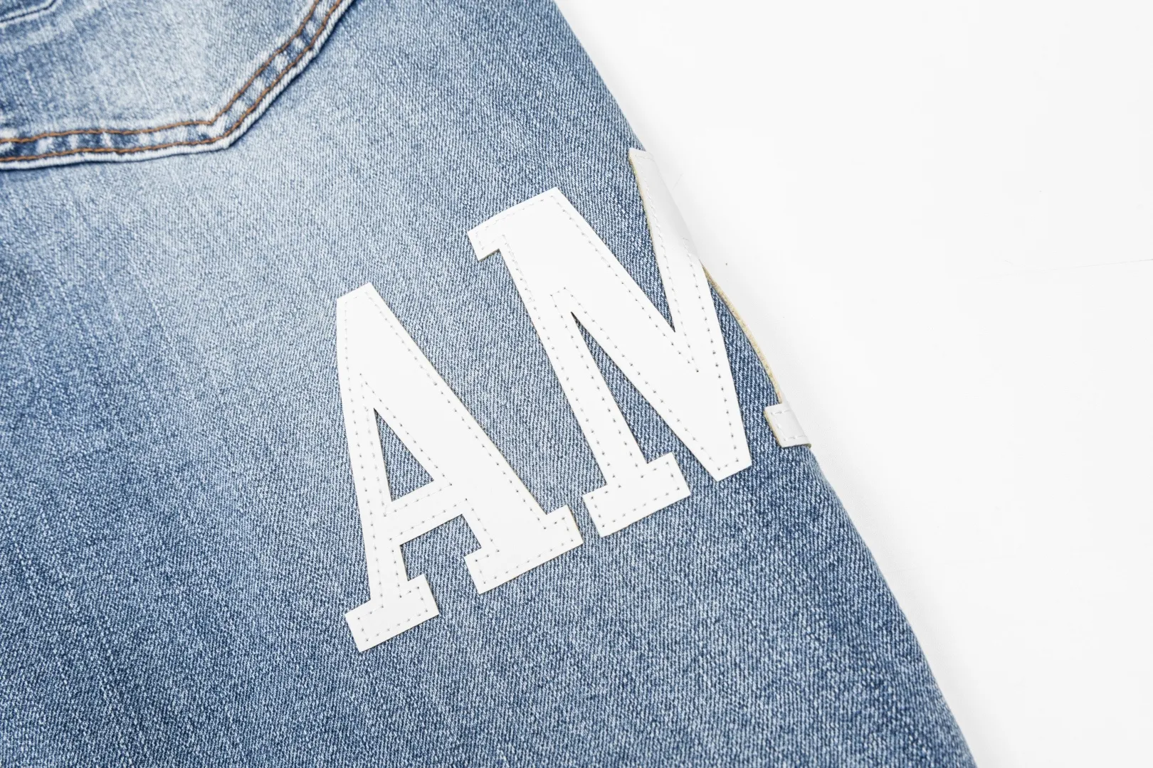 (Top version) AMIRI's new high-luxury heavy-duty stretch water patch embroidered high-street trendy men's and women's couple jeans AMIRI's family uses organic long-staple cotton denim fabrics originating in Los Angeles this year! After a pure natural alkaline phosphatase washing process, the special blue Gray tone is noble and high-end. It feels skin-friendly and delicate, and the inner layer is particularly comfortable when touching the skin! The elastic spandex component makes it particularly comfortable for daily activities. The original and rare Premium fabric is a rare find! Details after details! Amiri's New Arrival high street luxury jeans in Los Angeles mall! The front and back pieces have undergone a multi-layered three-dimensional polishing process, giving the upper body a stylish texture! The metal laser embossed MA metal Brown Nappa leather label on the waist is very exquisite! The pockets are also inlaid with tungsten steel metal logos, and the interior has exquisite ceiling-level workmanship! Hot sale jeans in Los Angeles counters! Enjoy the quality when you wear it yourself, and the value is high as a gift! Manage any large-scale business occasions and Premium private clubs without stress! Highly recommended to buy! Style number: 2059 Color: Blue Size: 28 30 32 34
