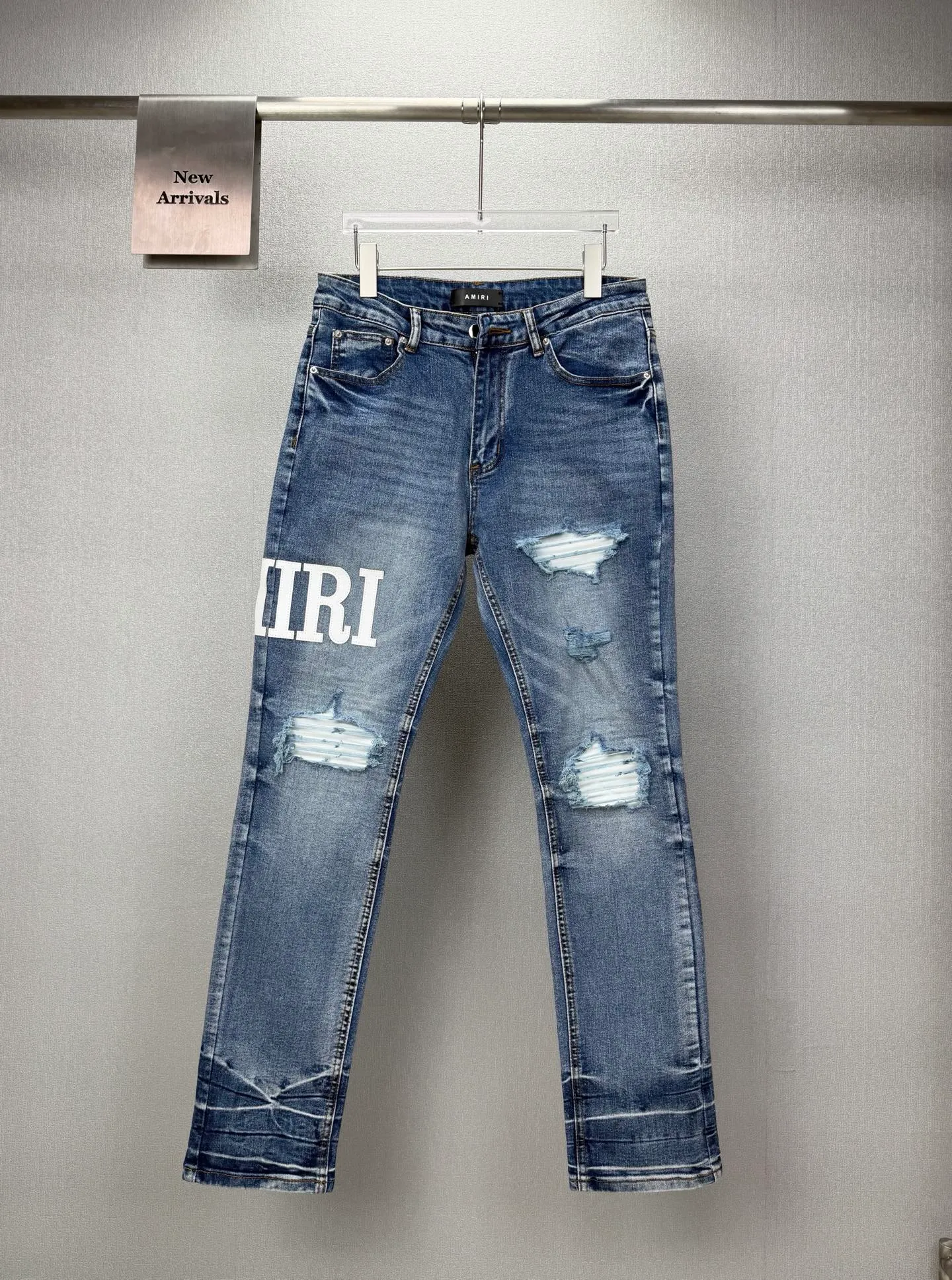 Amiri 2026 New Arrival White Leather Letter Patch Couple's Washed Stretch Jeans High Version High Version Top Ceiling Quality Styles with different washed textures are very friendly to people with thin legs and thick legs. The straight and loose version is very flattering to the leg shape. The moderate length is timeless and easy to match. It is the basis of various styles and a must-have in the wardrobe! The fabric is stiff but also makes the upper body soft without losing texture. The washing process is even more perfect. It is a must-have item for everyone! ! ! Washed wheat, hang tag, pants label, three complete labels Color: Blue Size: 28, 30, 32, 34 (four sizes)