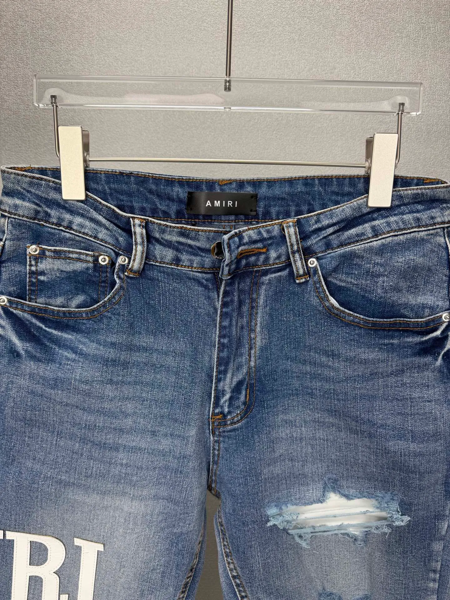 Amiri 2026 New Arrival White Leather Letter Patch Couple's Washed Stretch Jeans High Version High Version Top Ceiling Quality Styles with different washed textures are very friendly to people with thin legs and thick legs. The straight and loose version is very flattering to the leg shape. The moderate length is timeless and easy to match. It is the basis of various styles and a must-have in the wardrobe! The fabric is stiff but also makes the upper body soft without losing texture. The washing process is even more perfect. It is a must-have item for everyone! ! ! Washed wheat, hang tag, pants label, three complete labels Color: Blue Size: 28, 30, 32, 34 (four sizes)