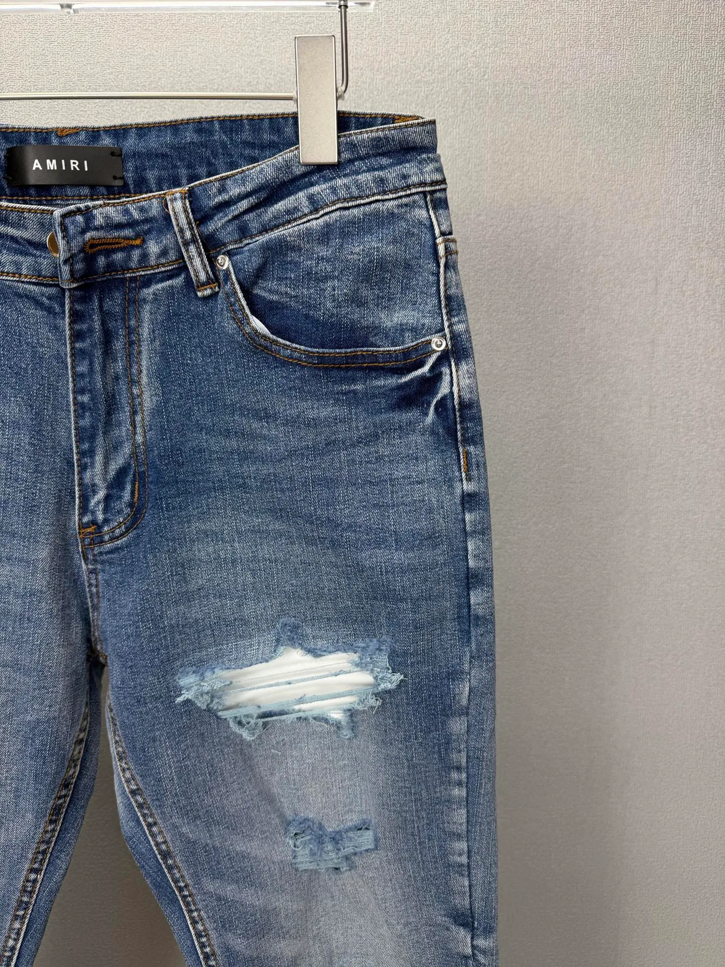 Amiri 2026 New Arrival White Leather Letter Patch Couple's Washed Stretch Jeans High Version High Version Top Ceiling Quality Styles with different washed textures are very friendly to people with thin legs and thick legs. The straight and loose version is very flattering to the leg shape. The moderate length is timeless and easy to match. It is the basis of various styles and a must-have in the wardrobe! The fabric is stiff but also makes the upper body soft without losing texture. The washing process is even more perfect. It is a must-have item for everyone! ! ! Washed wheat, hang tag, pants label, three complete labels Color: Blue Size: 28, 30, 32, 34 (four sizes)