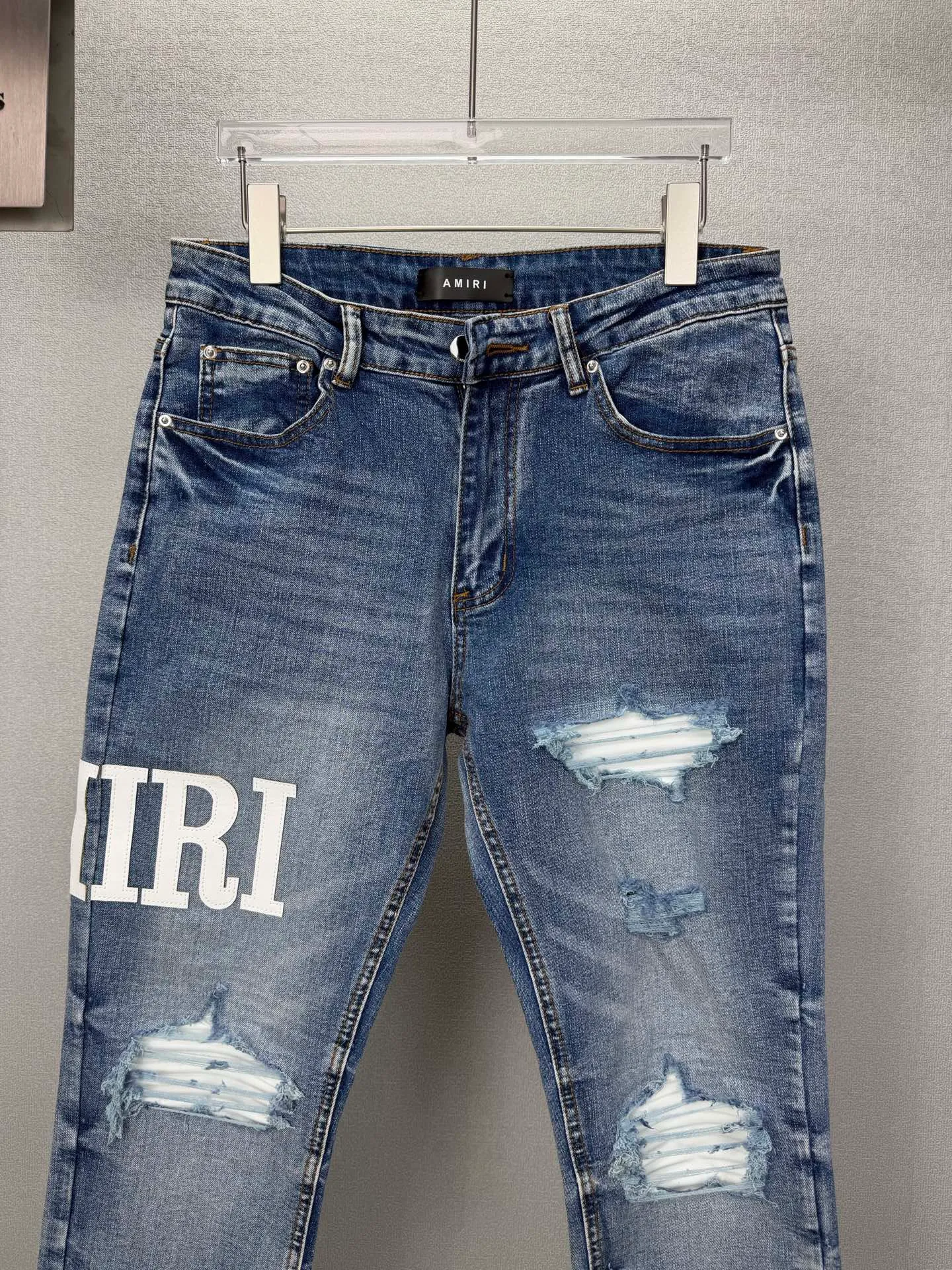 Amiri 2026 New Arrival White Leather Letter Patch Couple's Washed Stretch Jeans High Version High Version Top Ceiling Quality Styles with different washed textures are very friendly to people with thin legs and thick legs. The straight and loose version is very flattering to the leg shape. The moderate length is timeless and easy to match. It is the basis of various styles and a must-have in the wardrobe! The fabric is stiff but also makes the upper body soft without losing texture. The washing process is even more perfect. It is a must-have item for everyone! ! ! Washed wheat, hang tag, pants label, three complete labels Color: Blue Size: 28, 30, 32, 34 (four sizes)