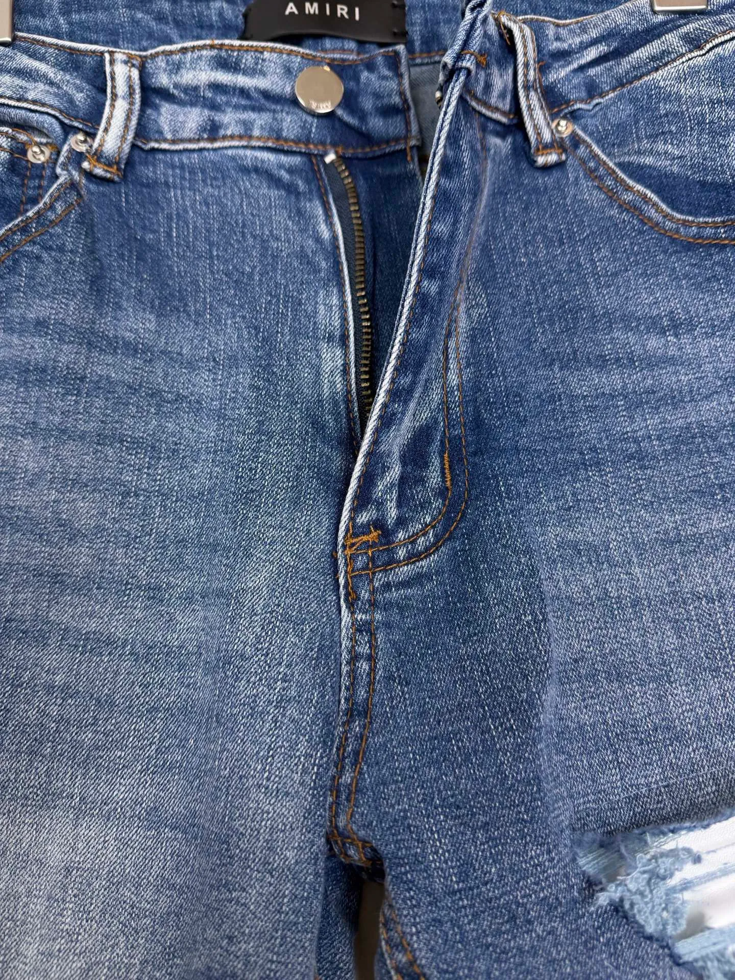 Amiri 2026 New Arrival White Leather Letter Patch Couple's Washed Stretch Jeans High Version High Version Top Ceiling Quality Styles with different washed textures are very friendly to people with thin legs and thick legs. The straight and loose version is very flattering to the leg shape. The moderate length is timeless and easy to match. It is the basis of various styles and a must-have in the wardrobe! The fabric is stiff but also makes the upper body soft without losing texture. The washing process is even more perfect. It is a must-have item for everyone! ! ! Washed wheat, hang tag, pants label, three complete labels Color: Blue Size: 28, 30, 32, 34 (four sizes)
